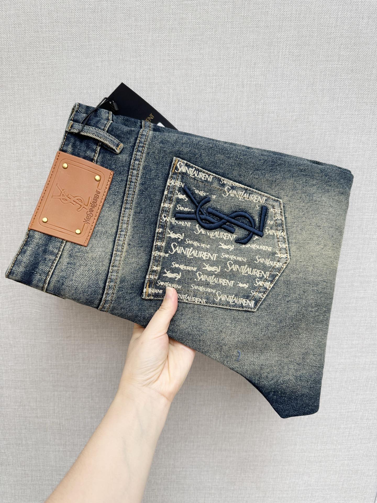 P190 Saint Laurent Nuevo producto de tienda, jeans originales. Confección de alta calidad, diseño de logo clásico de la…