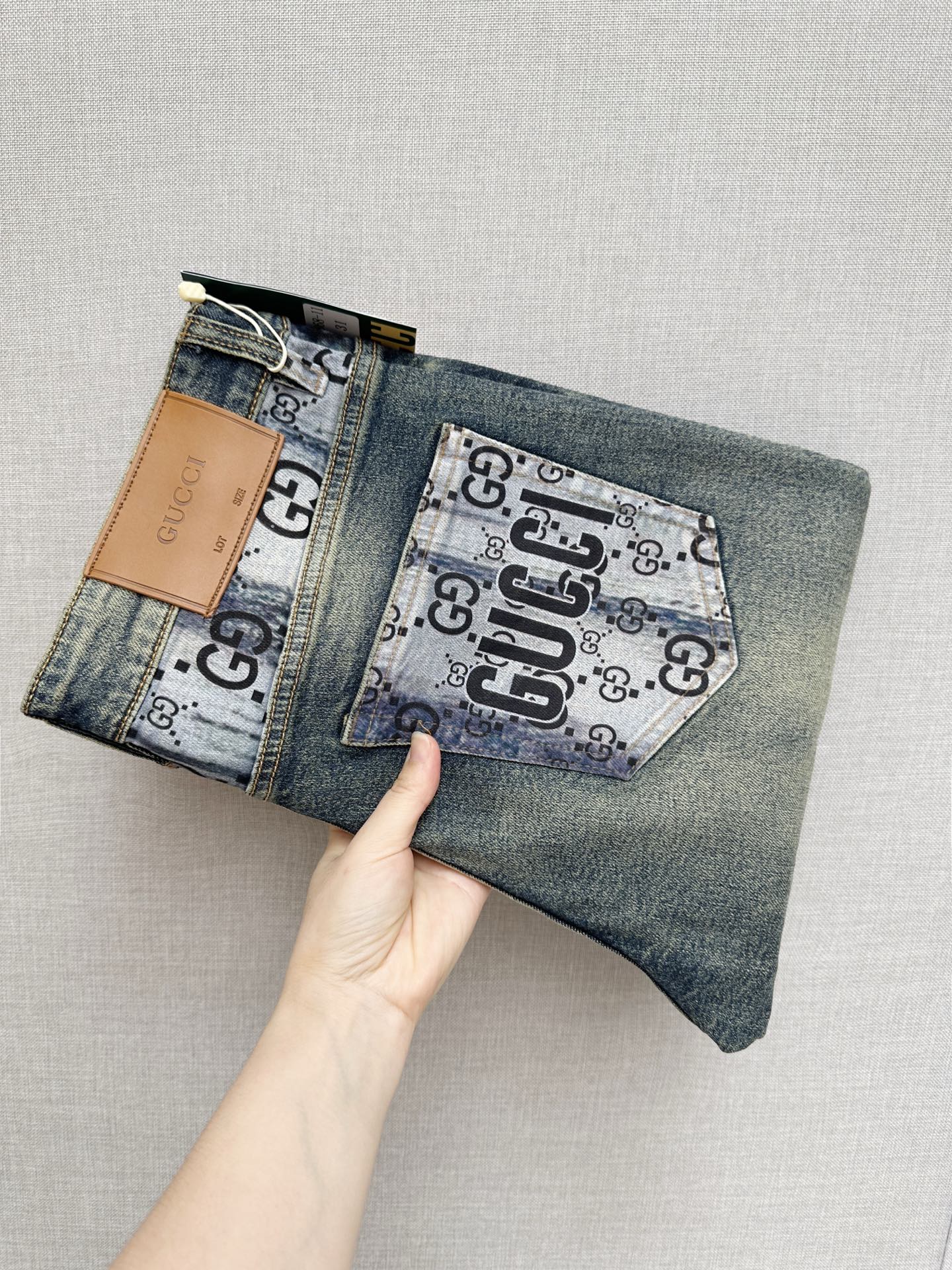 P190 Nuevo producto de GUCCI en el mostrador, vaqueros originales. Hechos con gran esfuerzo, diseño clásico del logotip…
