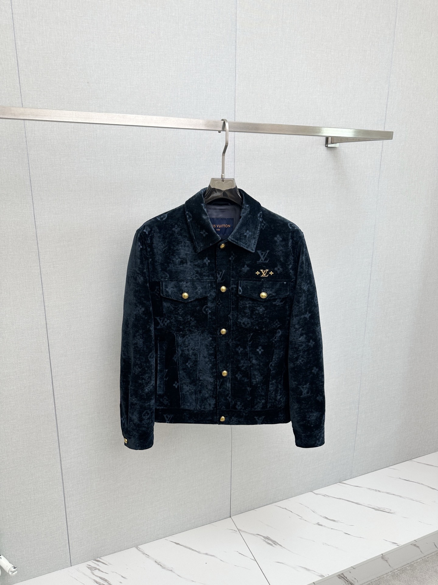 NO:957065,LV's new wool-cotton jacket, with cotton lining, original purchase, fashionable jacket made of Italian imported fabrics. Cotton and thickening, strong warmth retention. European counters are synchronized, the upper body is more casual and generous, the counter's original hardware is a new luxury high-end customized accessory!  Luxurious brand-specific logo embellishment design, the highest quality shipments in the market, original accessories, the ultimate in luxury!  Soft and comfortable. The upper body is very handsome!  Suitable for any scene!  Size: M-3XL,,louis vuitton,jackets & coats,jackets & coats,19860909LV 新款羊毛棉服夹克外套,内里加棉,原单狠货 意大利进口面料时尚夹克外套.加棉加厚 保暖性强.欧洲专柜同步,上身更随意大方,专柜原版五金奢华高档定制配饰新作！奢华品牌特质logo点缀设计,市场最高品质出货、原版辅料,奢华极致！柔软舒适.上身爆帅！适合任意场景！码数:M-3XL,,louis vuitton,jackets & coats,jackets & coats,,Men's clothing
