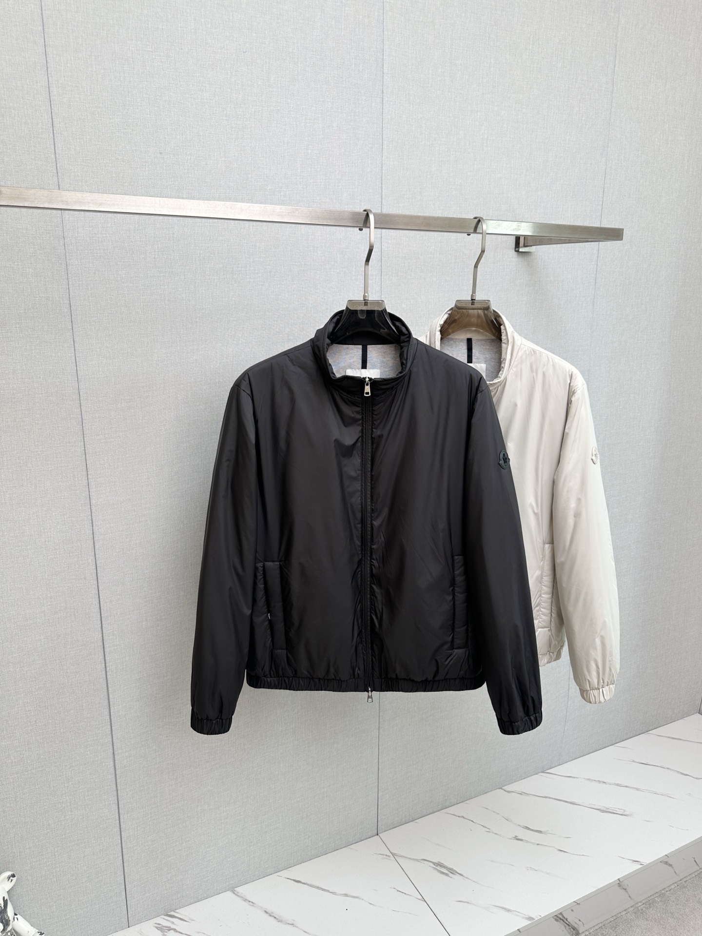 NO:957057,MO Mengkou's new wool-cotton jacket, with cotton lining, original purchase, fashionable jacket made of Italian imported fabrics. Cotton and thickening, strong warmth retention. European counters are synchronized, the upper body is more casual and generous, the counter's original hardware is a new luxury and high-end customized accessory!  Luxurious brand-specific logo embellishment design, the highest quality shipments in the market, original accessories, the ultimate in luxury!  Soft and comfortable. The upper body is very handsome!  Suitable for any scene!  Size: M-3XL,,Moncler,jackets & coats,jackets & coats,19860909MO蒙口 新款羊毛棉服夹克外套,内里加棉,原单狠货 意大利进口面料时尚夹克外套.加棉加厚 保暖性强.欧洲专柜同步,上身更随意大方,专柜原版五金奢华高档定制配饰新作！奢华品牌特质logo点缀设计,市场最高品质出货、原版辅料,奢华极致！柔软舒适.上身爆帅！适合任意场景！码数:M-3XL,,Moncler,jackets & coats,jackets & coats,,Men's clothing