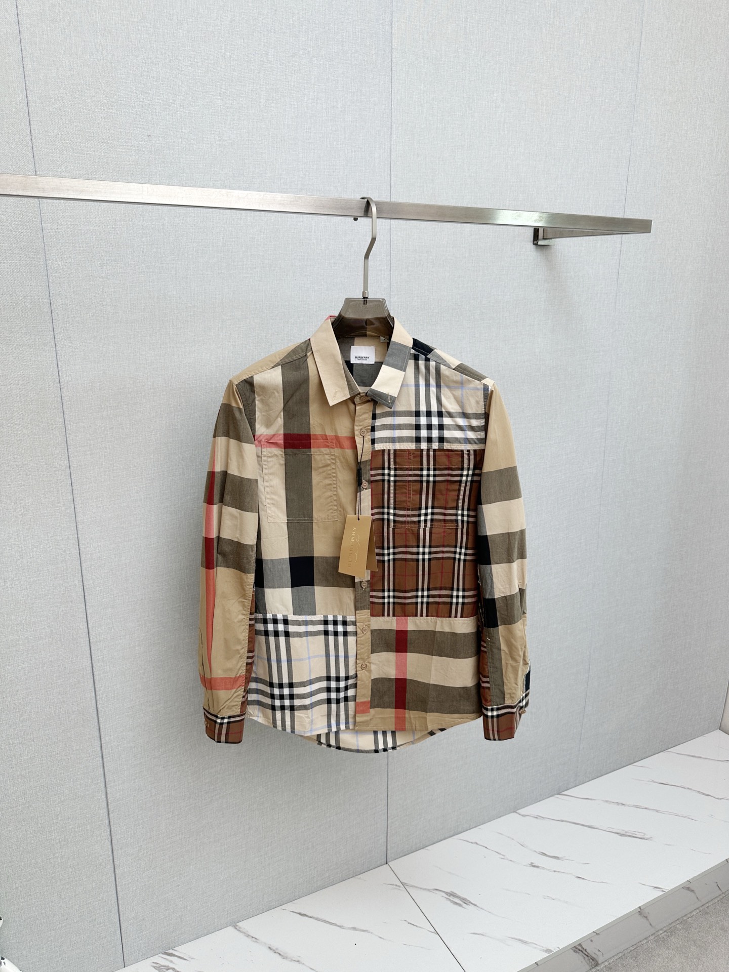 NO:957081,BBR plaid splicing classic elements new shirt. Official original version reproduced one to one. Made of high-end elastic cotton poplin fabric. Accessories are all original and custom-made. Three standards are complete. Restore counter. Distinguish market currency. Loose version. Same style for men and women. Official website quality. Size S-XL, shirts,19860909BBR 格子拼接经典元素新款衬衫 官方原版一比一复刻 采用高端弹力棉府绸面料 辅料全部原版定做 三标齐全 还原专柜 区别市场通货 宽松版型 男女同款 官网品质. 尺寸 S-XL,,shirts,,Men's clothing