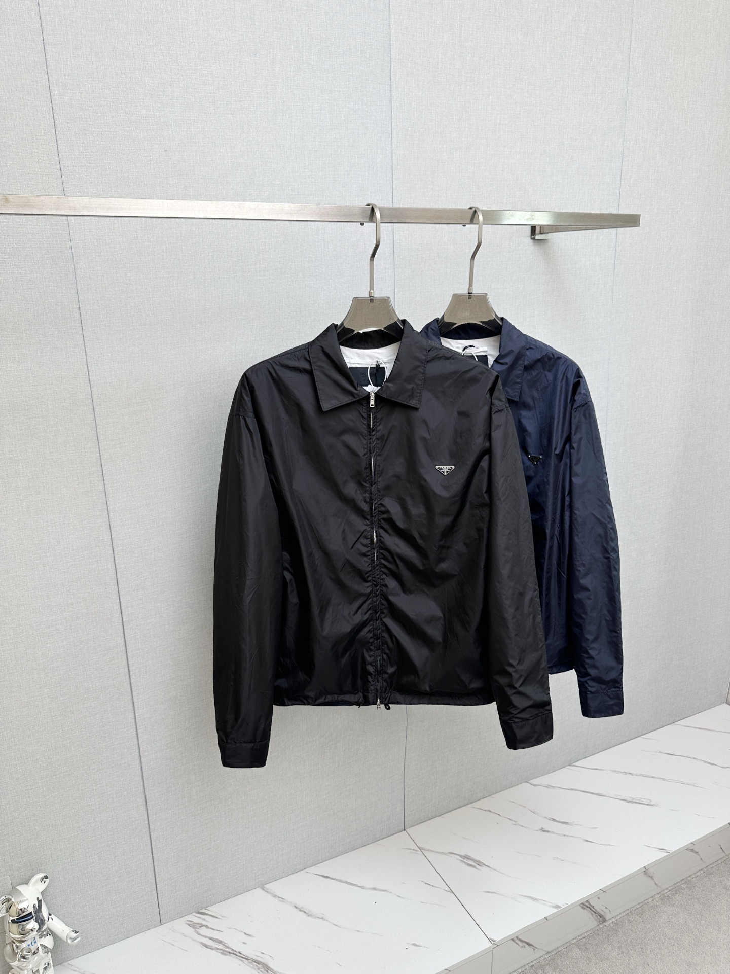 P340 PRADA New Small Steel Label Shirt Chaqueta con cremallera Esta camisa holgada de nailon reciclado perfila un estil…