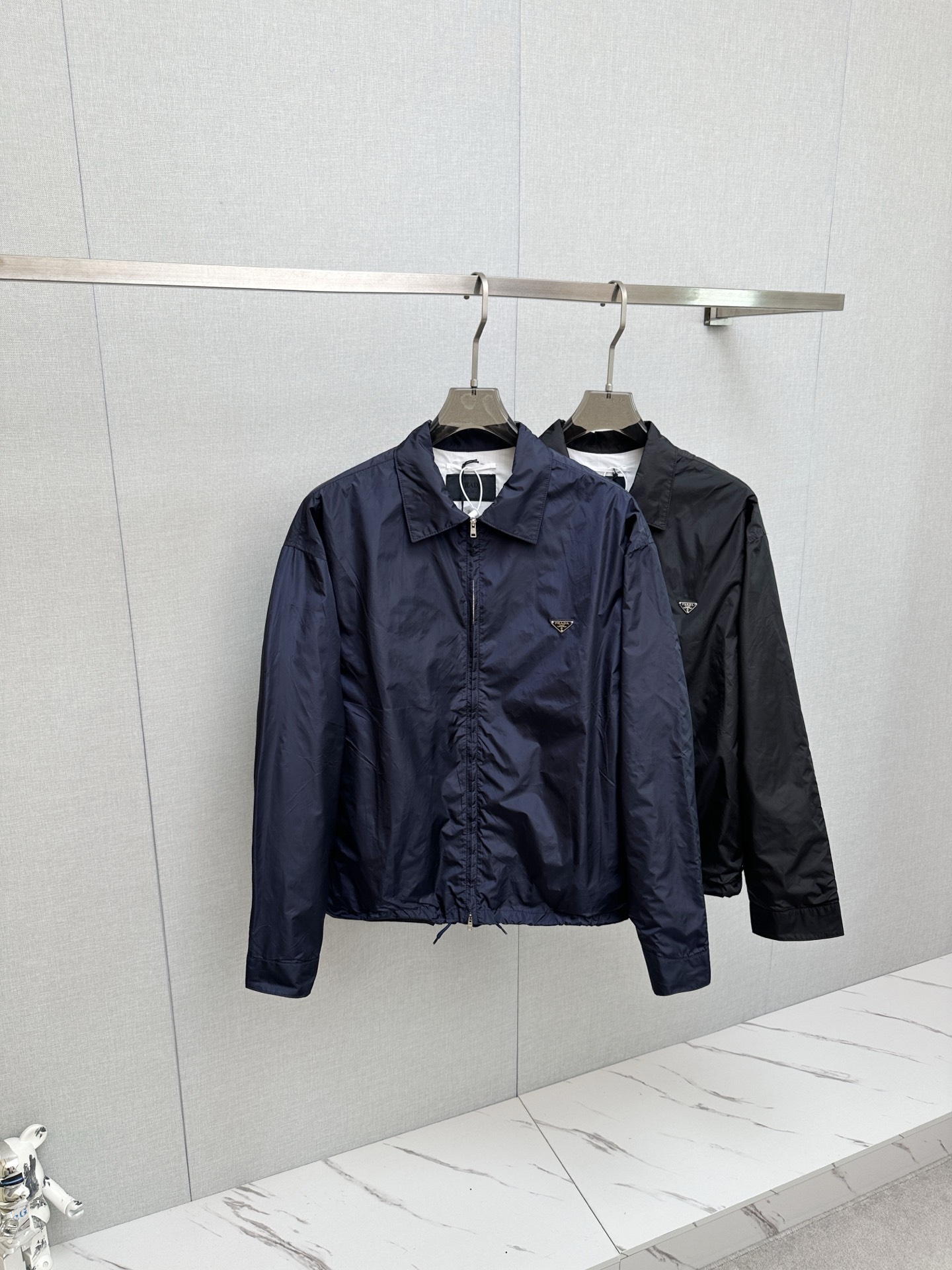 P340 PRADA New Small Steel Label Shirt Chaqueta con cremallera Esta camisa holgada de nailon reciclado perfila un estil…