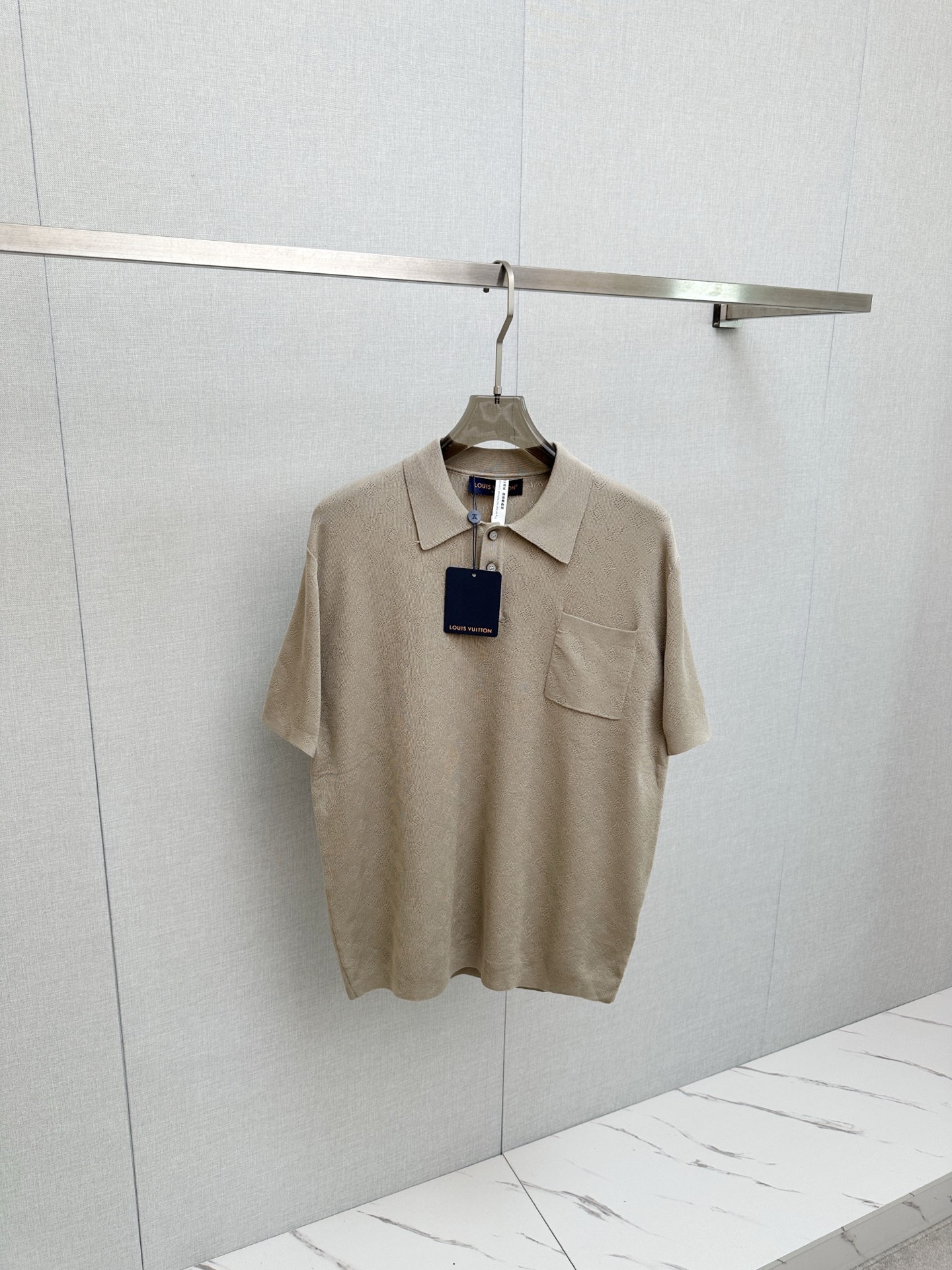 NO:957080,LV 26 new mesh hollow knitted polo shirt PoLo lapel short sleeves. Made of breathable hollow knitted fabric, the overall appearance is delicate rhombus plaid and dark Monogram presbyopia pattern. It has both breathability and high-end texture. Same style for men and women. Size XS-L, Louis Vuitton, T-shirt,19860909LV 26新款网眼镂空针织马球衫PoLo翻领短袖 采用透气的镂空针织面料,整体呈现细腻的菱形格纹与暗纹Monogram老花图案,兼具透气性与高级质感,男女同款 尺寸 XS-L,,louis vuitton,T-shirt,,Men's clothing