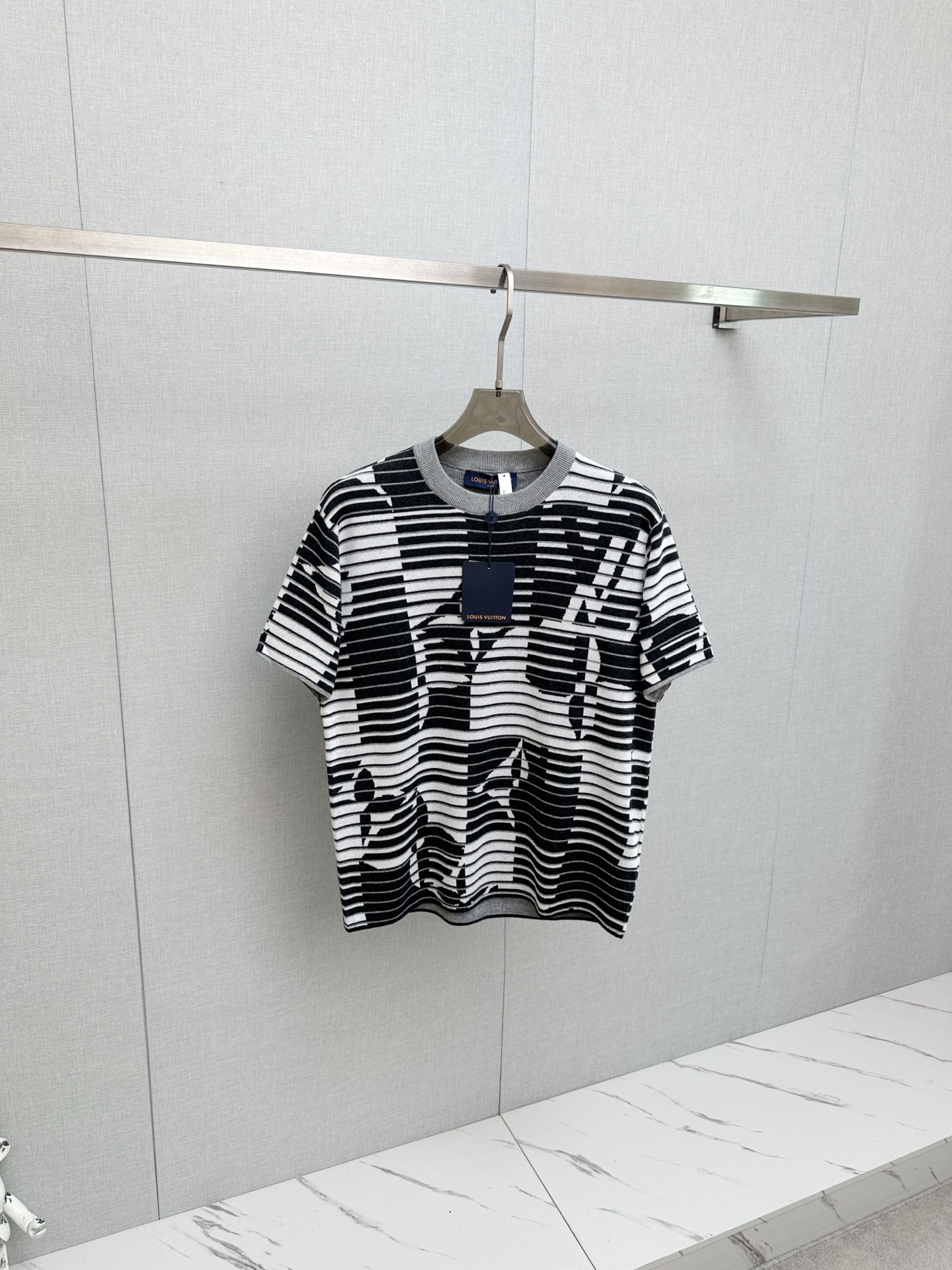 NO:957096,LV new optical illusion presbyopic striped knitted short sleeves  The fabric is made of soft and skin-friendly high-quality fabrics, with a delicate touch and breathability, and is comfortable and comfortable to wear. The overall design adopts a neat round neck and fitted tailoring, with clean and neat lines, suitable for a variety of body shapes. The body of the garment is designed with the brand's signature horizontal stripes to present a layered visual effect. The printing process is fine and firm, the color transition is natural, and it is not easy to fall off and deform after long-term washing. The ribbed neckline is well-made and tied  It is solid, not easily deformed, has neat and fine stitching, and the brand's ingenious quality is evident in every detail. It is simple and has a light luxury style, making it easy to control daily casual and light business wear scenarios, injecting high-end texture and fashion into the style. The overall wiring is straight and delicate, the fabric is comfortable and soft, and the color is consistent without color difference. It can be matched with the same style to create a fashionable look and control various occasions. Customized accessories and three complete standards.  Size XS-L,,louis vuitton,T-shirt,19860909LV 新款视错觉老花条纹针织短袖 面料采用甄选柔软亲肤的优质面料打造,触感细腻透气,穿着舒适自在.整体采用利落圆领与合身剪裁,线条干净利落,适配多种身形.衣身以品牌标志性结合横条纹设计,呈现出富有层次感的视觉效果,印花工艺精细牢固,色彩过渡自然,久洗不易脱落变形.罗纹领口做工扎实,不易变形,车线工整细密,细节处尽显品牌匠心品质,简约中透着轻奢格调,轻松驾驭日常休闲与轻商务穿搭场景,为造型注入高级质感与时尚气息.整体走线平直细腻,面料舒适柔软,颜色一致无色差,能与同款搭配营造时尚造型,驾驭各种场合,定制辅料,三标齐全. 尺寸 XS-L,,louis vuitton,T-shirt,,Men's clothing