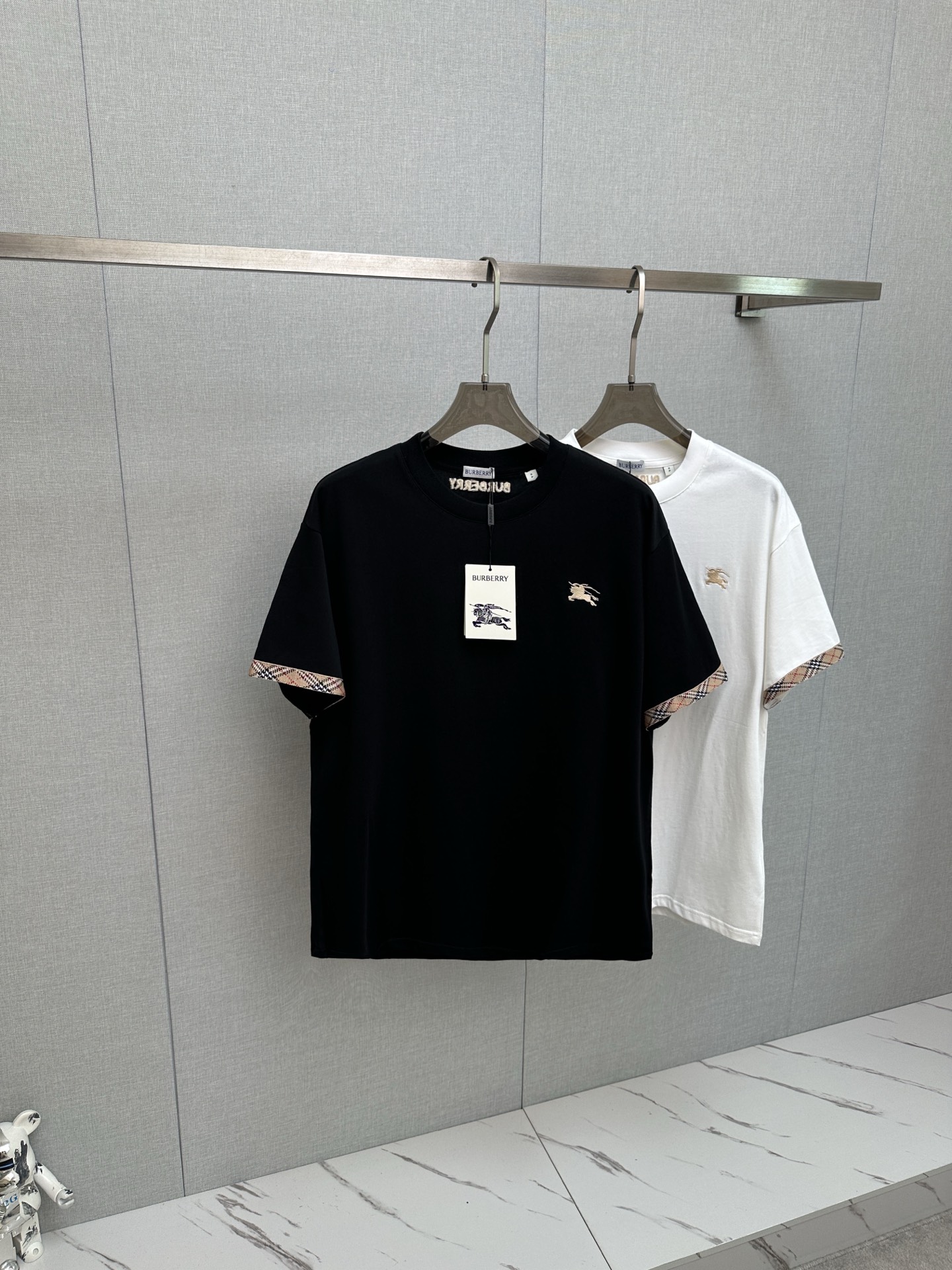 NO:957041,BBR Burberry cuff webbing contrasting war horse embroidered short sleeves. The fabric is made of Bur custom plain woven cotton. It is comfortable, breathable and non-deformable. The accessories are all original and customized. Three standards are complete. The official original one-to-one replica restores the counter. Distinguish the market currency. Loose version. Same style for men and women. Official website quality. Size XS - L,, burberry, burberry, T-shirt,19860909BBR巴宝莉袖口织带撞色战马刺绣短袖 面料采用Bur定制平织棉 舒适透气不变形 辅料全部原版定做 三标齐全 官方原版一比一复刻还原专柜 区别市场通货 宽松版型 男女同款 官网品质 尺寸 XS - L,,burberry,burberry,T-shirt,,Men's clothing