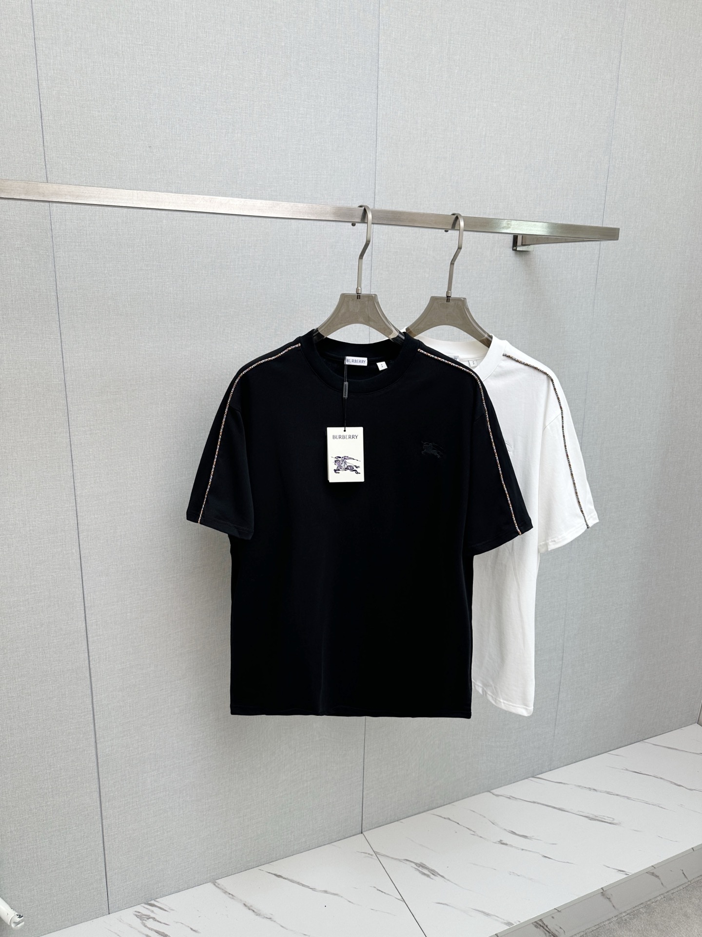 NO:957104,BBR Burberry pull shoulder strap ancient war horse embroidered short sleeves. The fabric is made of Bur custom plain woven cotton. It is comfortable, breathable and non-deformable. Accessories are all original and customized. Three standards are complete. Official original one-to-one replica. Restore counter. Distinguish market currency. Loose version. Same style for men and women. Official website quality. Size XS - L,, burberry, burberry, T-shirt,19860909BBR巴宝莉拉肩绳古战马刺绣短袖 面料采用Bur定制平织棉 舒适透气不变形 辅料全部原版定做 三标齐全 官方原版一比一复刻 还原专柜 区别市场通货 宽松版型 男女同款 官网品质 尺寸 XS - L,,burberry,burberry,T-shirt,,Men's clothing