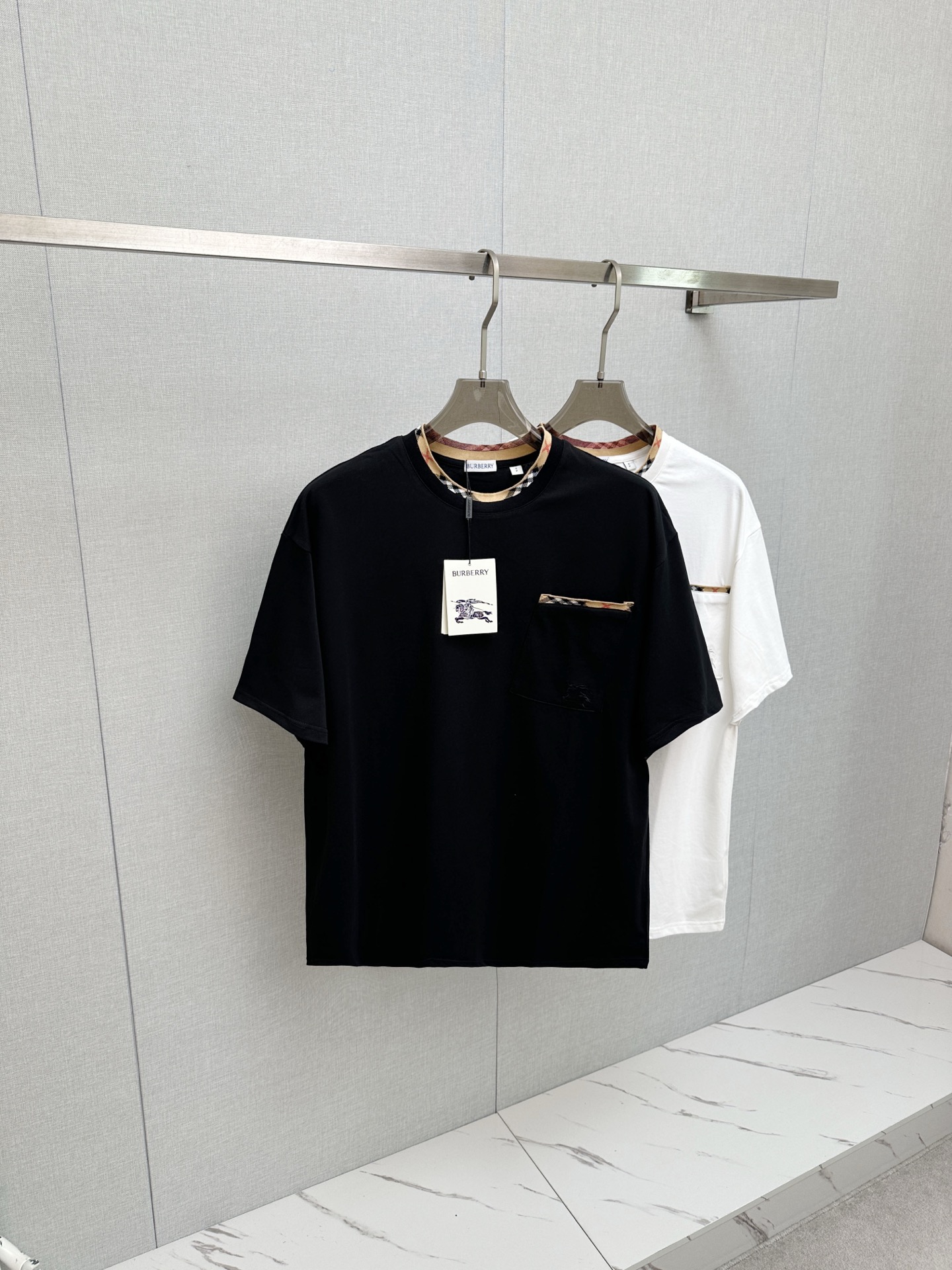 NO:957033,BBR Burberry classic collar contrasting ribbed war horse embroidered short sleeves. The fabric is made of Bur custom plain woven cotton. It is comfortable, breathable and non-deformable. Accessories are all original and customized. Three standards are complete. Official original one-to-one replica. Restore counter. Distinguish market currency. Loose version. Same style for men and women. Official website quality. Size XS - L,, burberry, burberry, T-shirt,19860909BBR巴宝莉经典领子撞色罗纹战马刺绣短袖 面料采用Bur定制平织棉 舒适透气不变形 辅料全部原版定做 三标齐全 官方原版一比一复刻 还原专柜 区别市场通货 宽松版型 男女同款 官网品质 尺寸 XS - L,,burberry,burberry,T-shirt,,Men's clothing