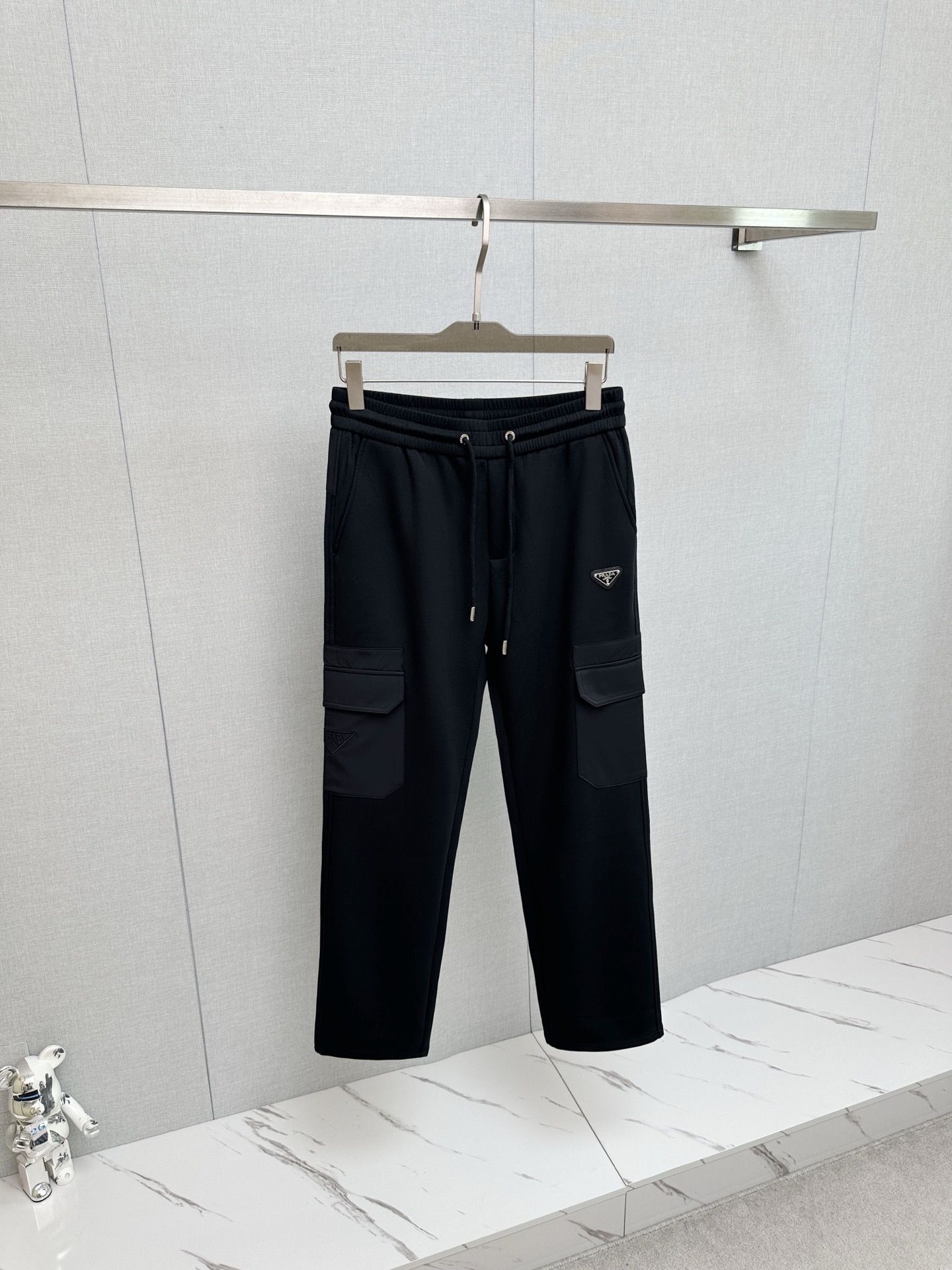 Los nuevos pantalones casual P250 PRADA 2026 están confeccionados con telas cuidadosamente seleccionadas, que son suave…