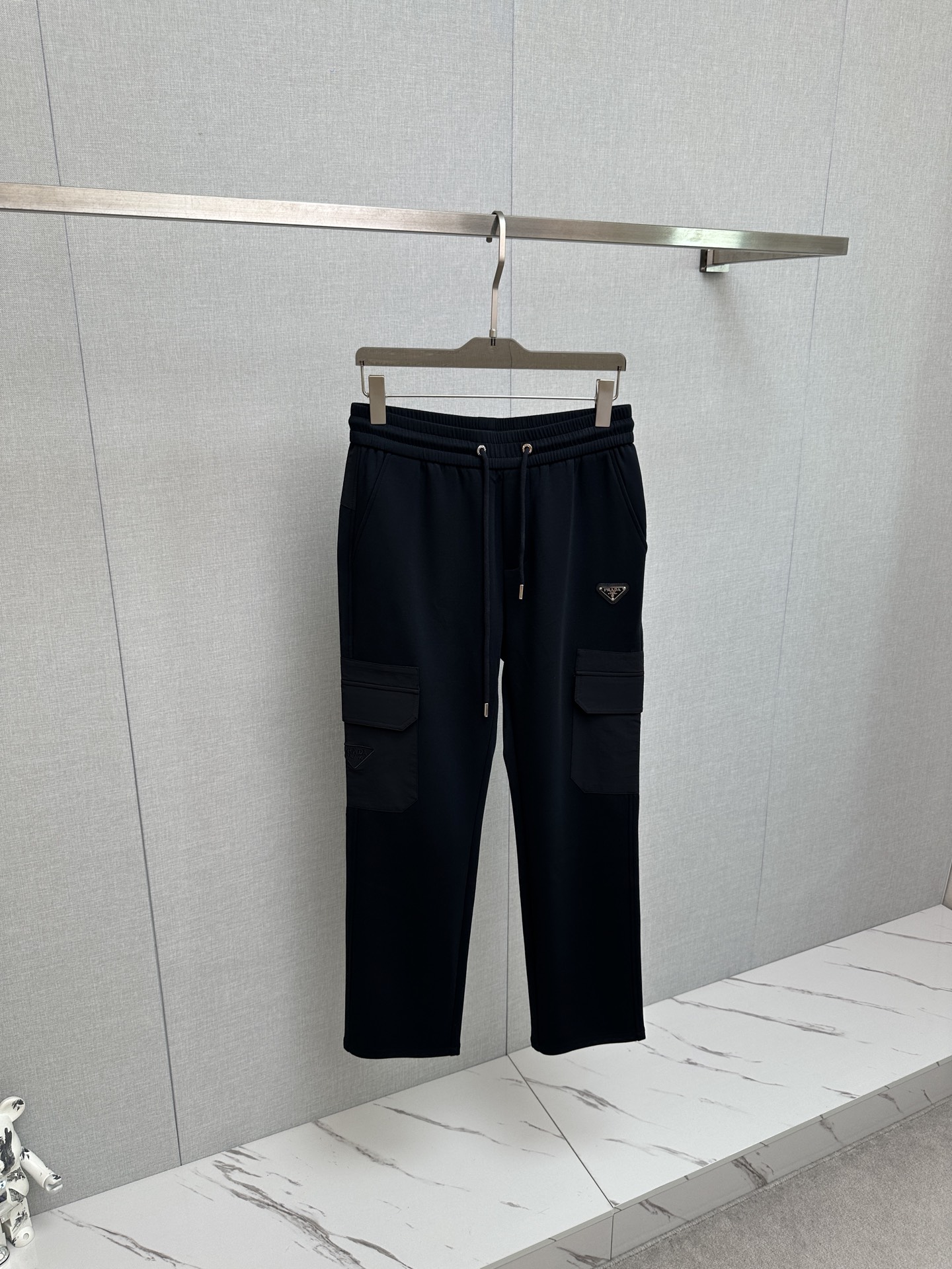 Los nuevos pantalones casual P250 PRADA 2026 están confeccionados con telas cuidadosamente seleccionadas, que son suave…