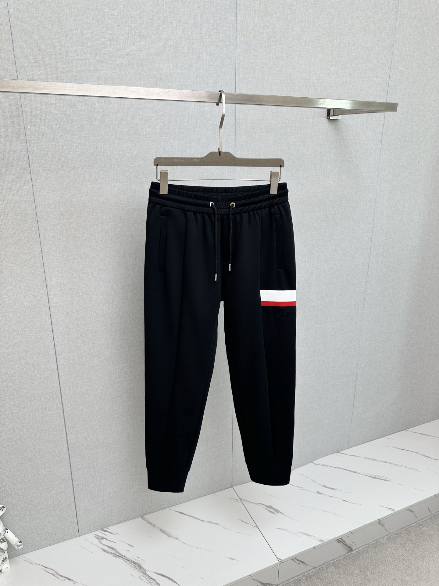 P250 TB 2026 nuevos pantalones casuales, tejido seleccionado, suave y cómodo con textura, accesorios de hardware origin…