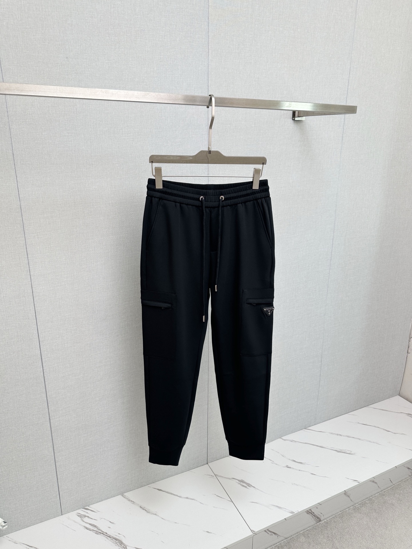Los nuevos pantalones casual P250 PRADA 2026 están confeccionados con telas cuidadosamente seleccionadas, que son suave…