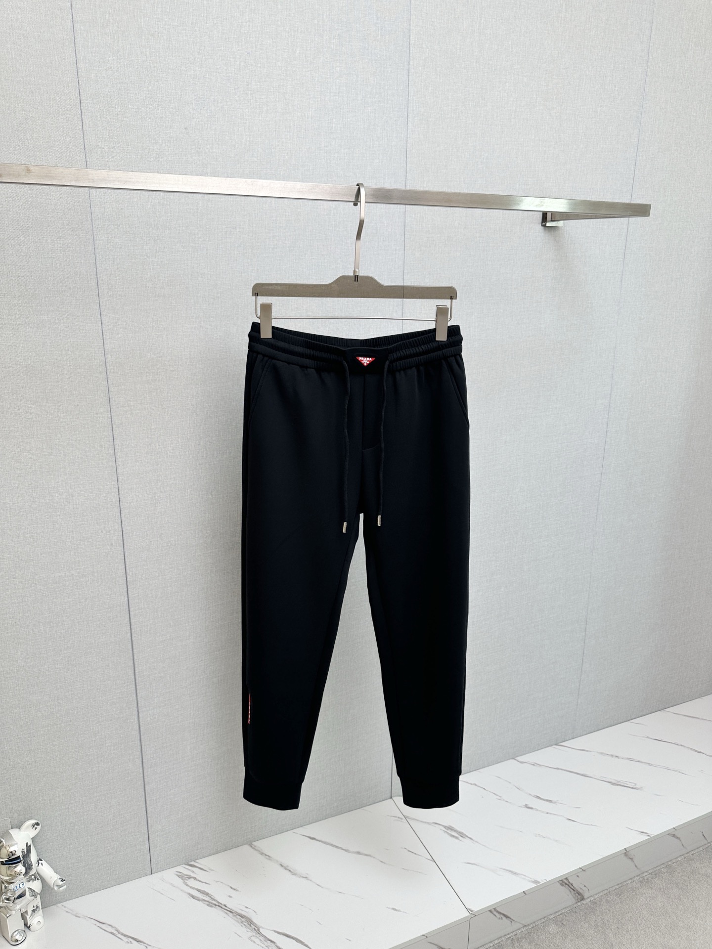 Los nuevos pantalones casual P250 PRADA 2026 están confeccionados con telas cuidadosamente seleccionadas, que son suave…