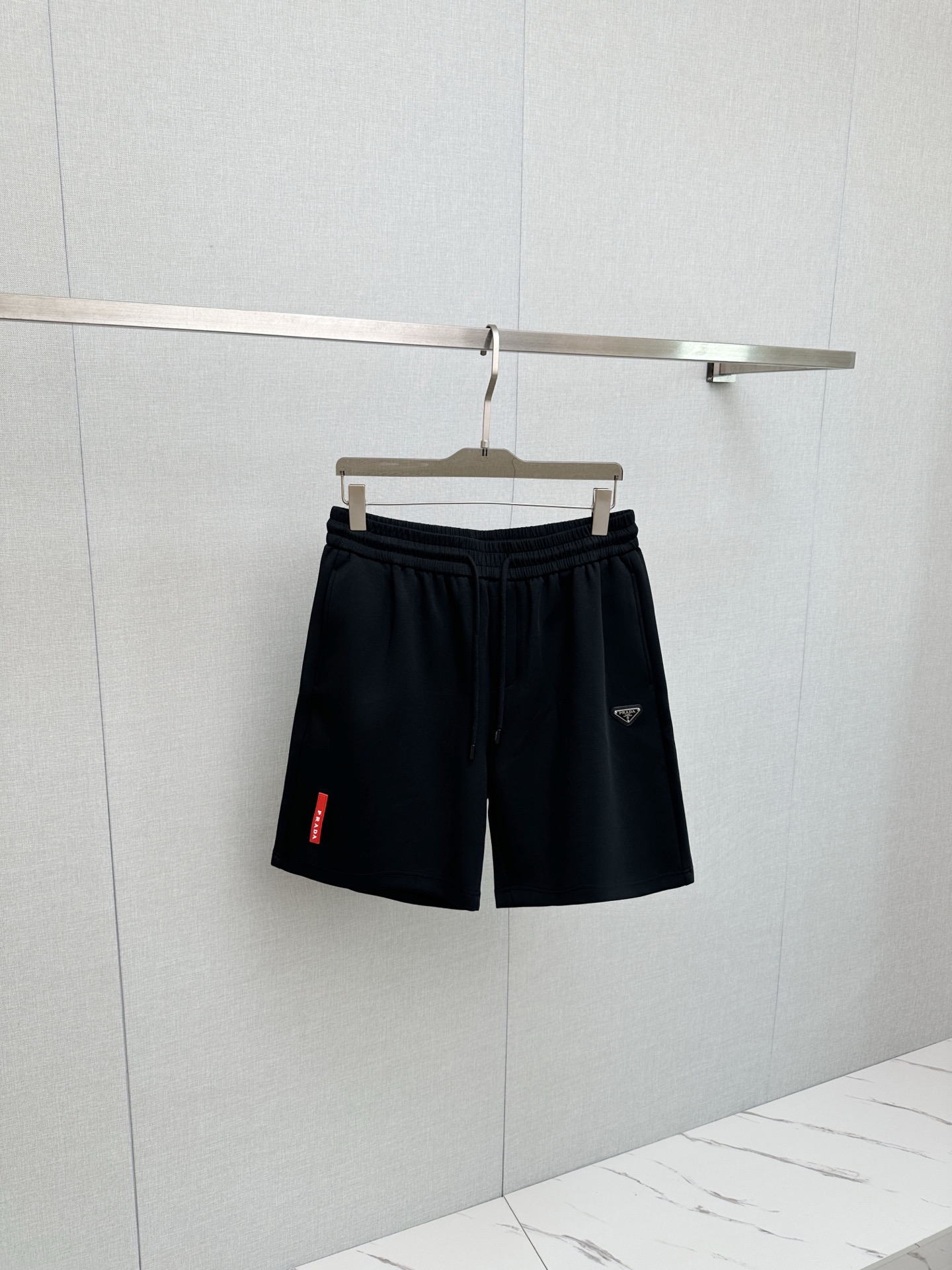 P230 PRADA 2026 nuevos shorts casuales, telas seleccionadas, suaves, cómodos y texturizados, accesorios de hardware ori…