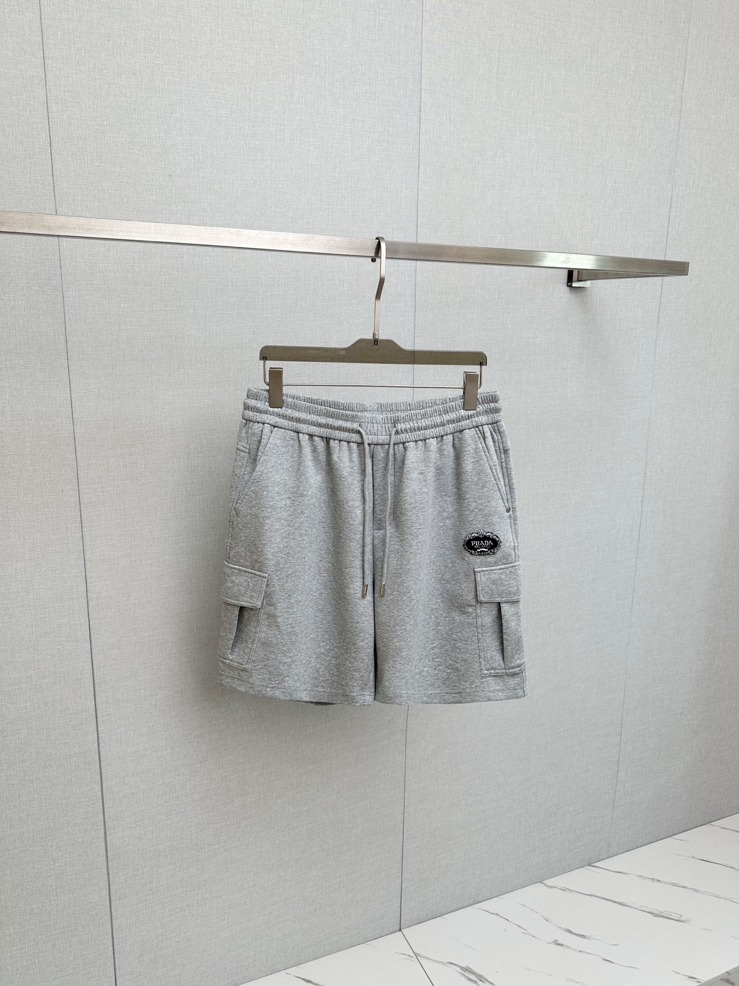 P230 PRADA 2026 nuevos shorts casuales, telas seleccionadas, suaves, cómodos y texturizados, accesorios de hardware ori…
