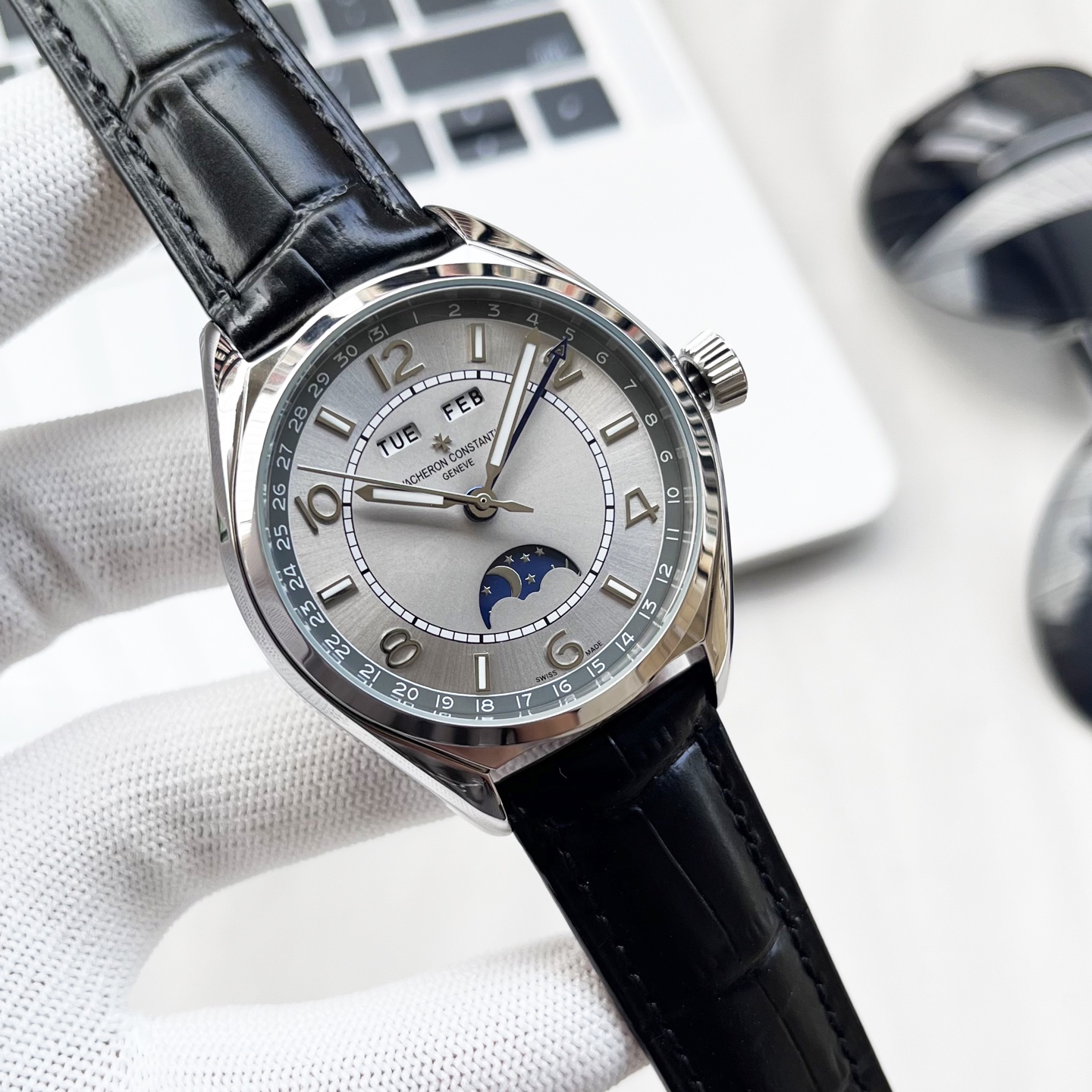 NO:821212,- White shell gold (add 20 to the original buckle/add 20 to the steel belt) Brand Vacheron Constantin - Vacherron P type Wu Luzhi type (full calendar series) men's watch Top version of the shell case 316 stainless steel L strap imported calfskin strap (can be equipped with original buckle) Movement fully automatic mechanical movement Two windows at 12 o'clock on the dial can display the day and month respectively The date display is located on the outer edge of the dial Mirror mineral scratch-resistant glass  Size: 40mm in diameter, 11mm in thickness. The best luxury recommendation for gift giving. Please look for the exclusive quality, vacheron, cowhide19860909-白壳金(原扣加20/钢带加20) 品牌江诗丹顿-Vacherron P 类型伍陆之型（全日历系列）男士腕表 壳套顶级版316精钢L 表带进口小牛皮表带（可配原装扣） 机芯全自动机械机芯 表盘12点中位置两个视窗 分别可以显示星期和月份 日期显示位于表盘外缘 镜面矿物质防刮玻璃 尺寸直径40mm厚11mm 送礼最佳奢华推荐请认准独家品质,,vacheron,cowhide,Watch