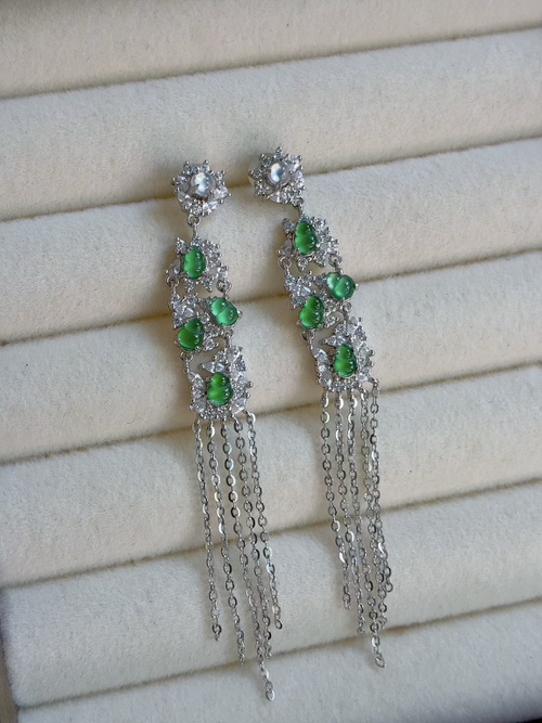 Silver-set natural light real shot: Icy warm green gourd-shaped tassel earrings