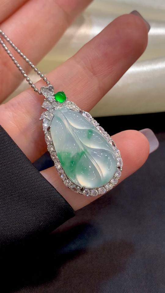 Premium silver-set, high-quality ice-frozen pure green leaf pattern