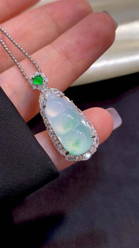 Premium Silver-Set Ice-Green Flower, Plump Lucky Bean