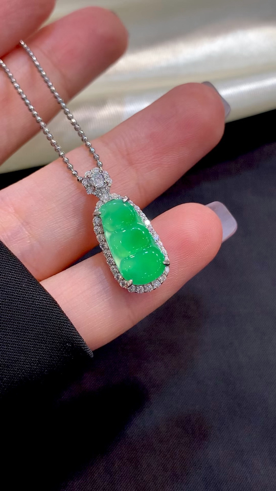 Premium silver-inlaid, high ice yang green, full-color fu dou beans. Excellent color; slightly thin—please note if sensitive to thickness. At this price with this color and quality, it's more than enough. Don't be picky; think clearly and buy now.