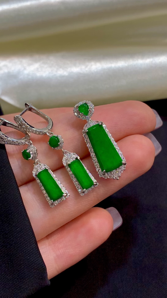 Premium Silver-Inlaid Spicy Yang Green Full-Color Wushi Pendant Set