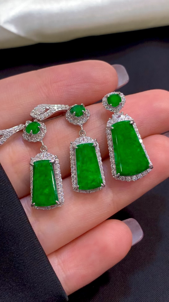 Premium Silver-Inlaid, Vibrant Yang Green, Full-Color Wu Shi Pendant Set with Matching Earrings