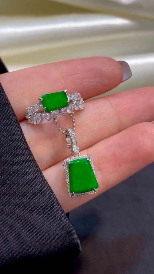 Premium Silver-Set Spicy Yang Green Full-Color Wu Shi Pendant Set with Universal Clasp and Ring