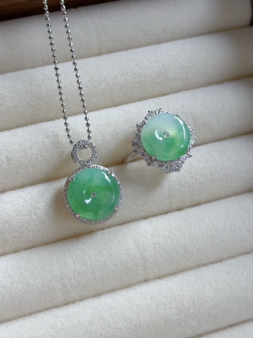 Silver-set natural light photo: Ice-translucent floating green round pendant ring / piece