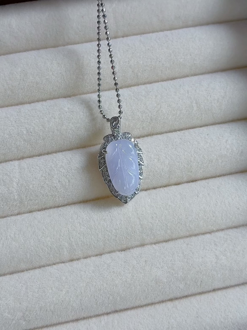 Silver-set natural light photo: Ice-textured pale pink-purple leaf pendant