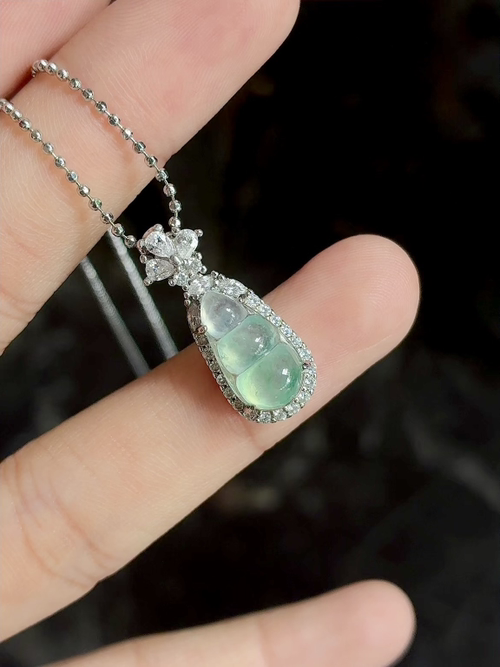 Silver-set natural light photo: Icy translucent Qing base with floating floral pattern Fu Dou pendant