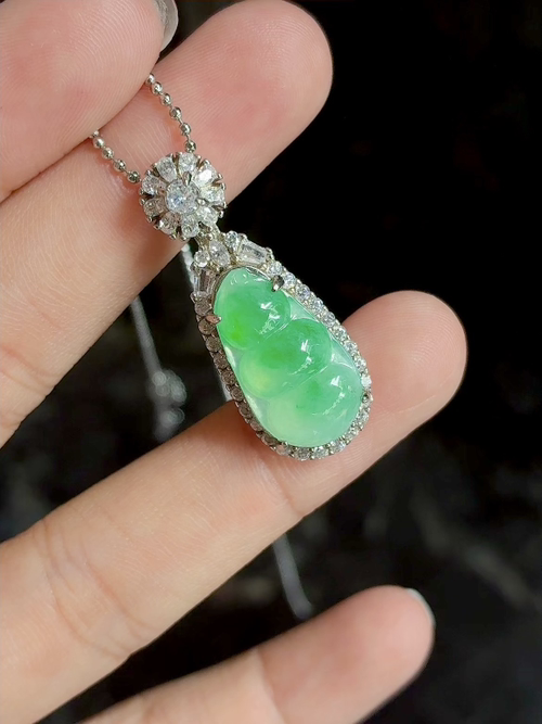 Silver-inlaid natural light photo, icy and gelatinous texture, fruit green bean pendant
