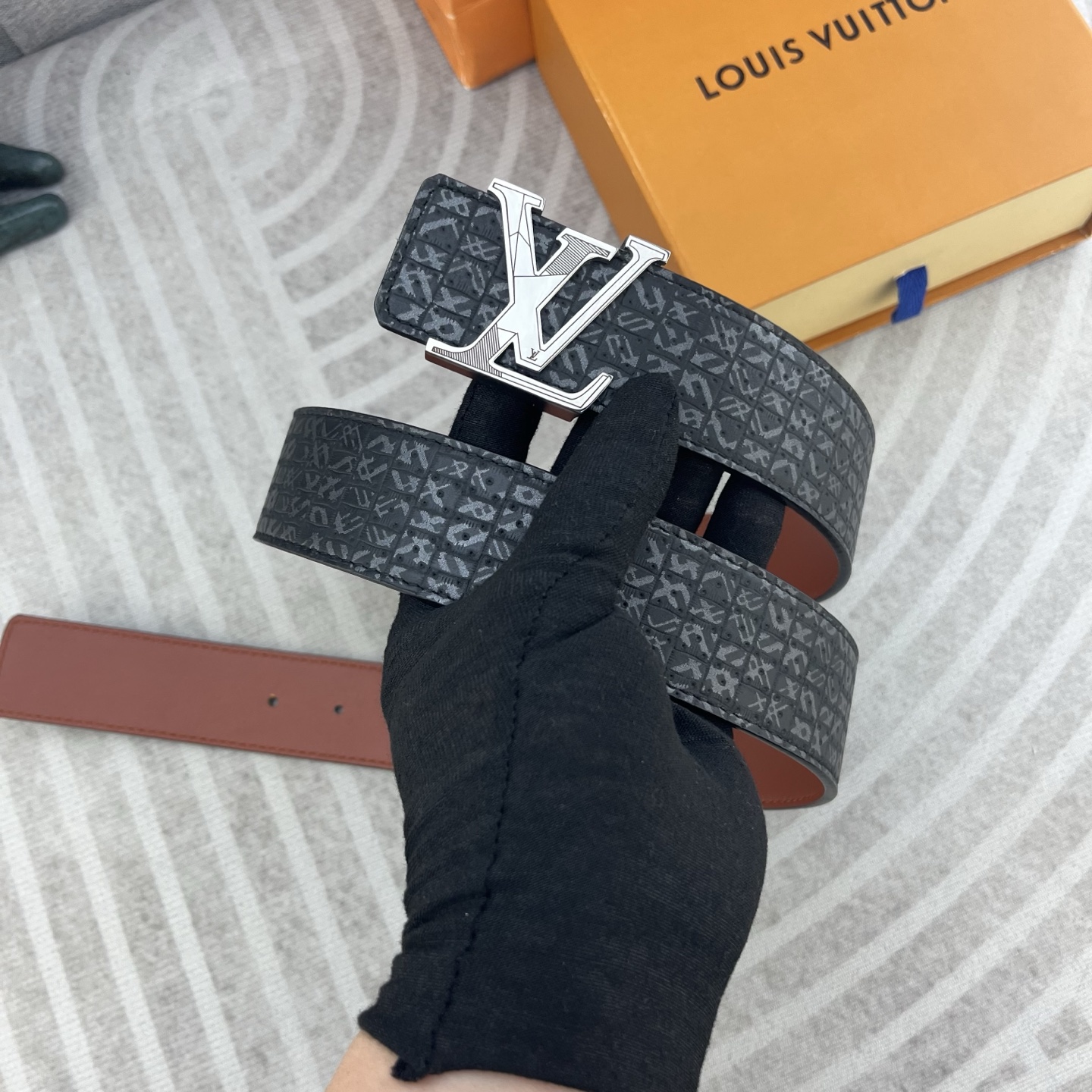 LV💕 特种皮腰带系列 ，原厂五金精品不锈钢扣，手感柔软舒适 宽3.8CM。