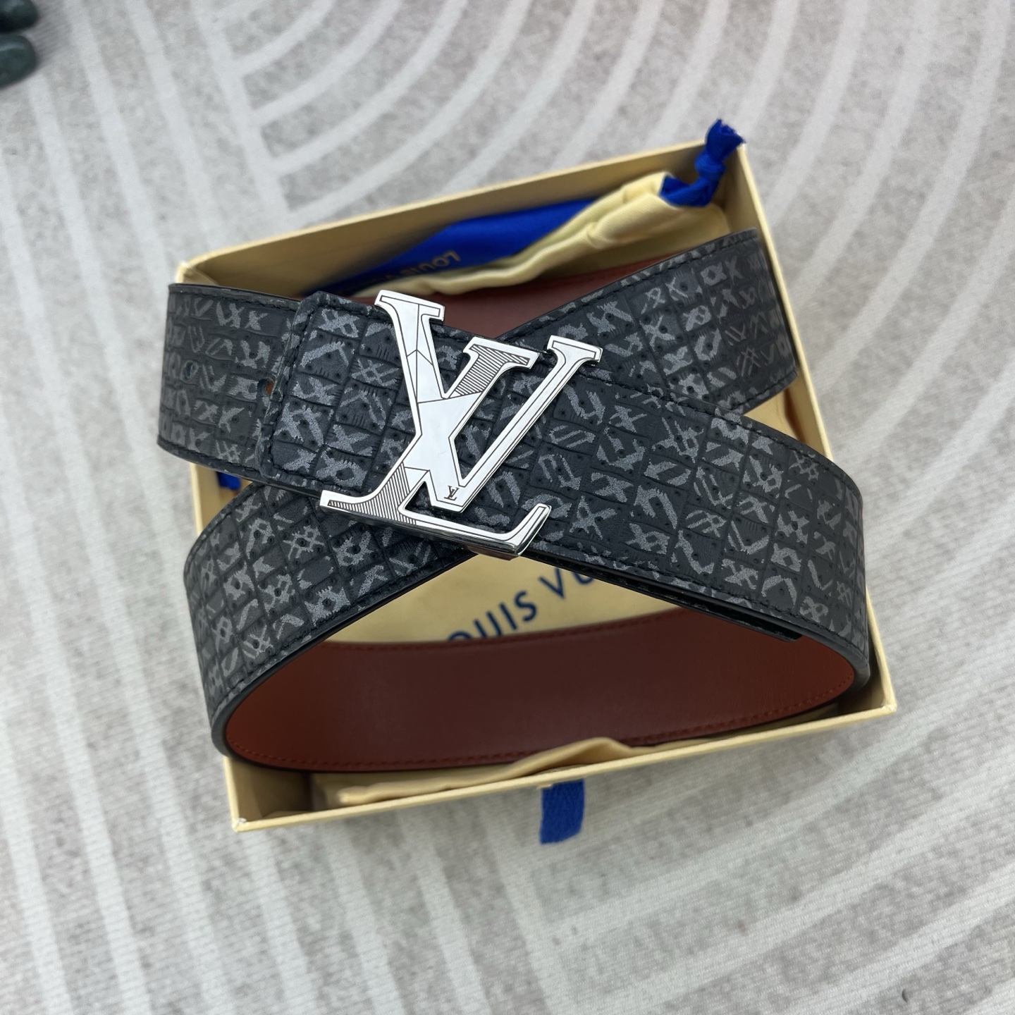 LV💕 特种皮腰带系列 ，原厂五金精品不锈钢扣，手感柔软舒适 宽3.8CM。