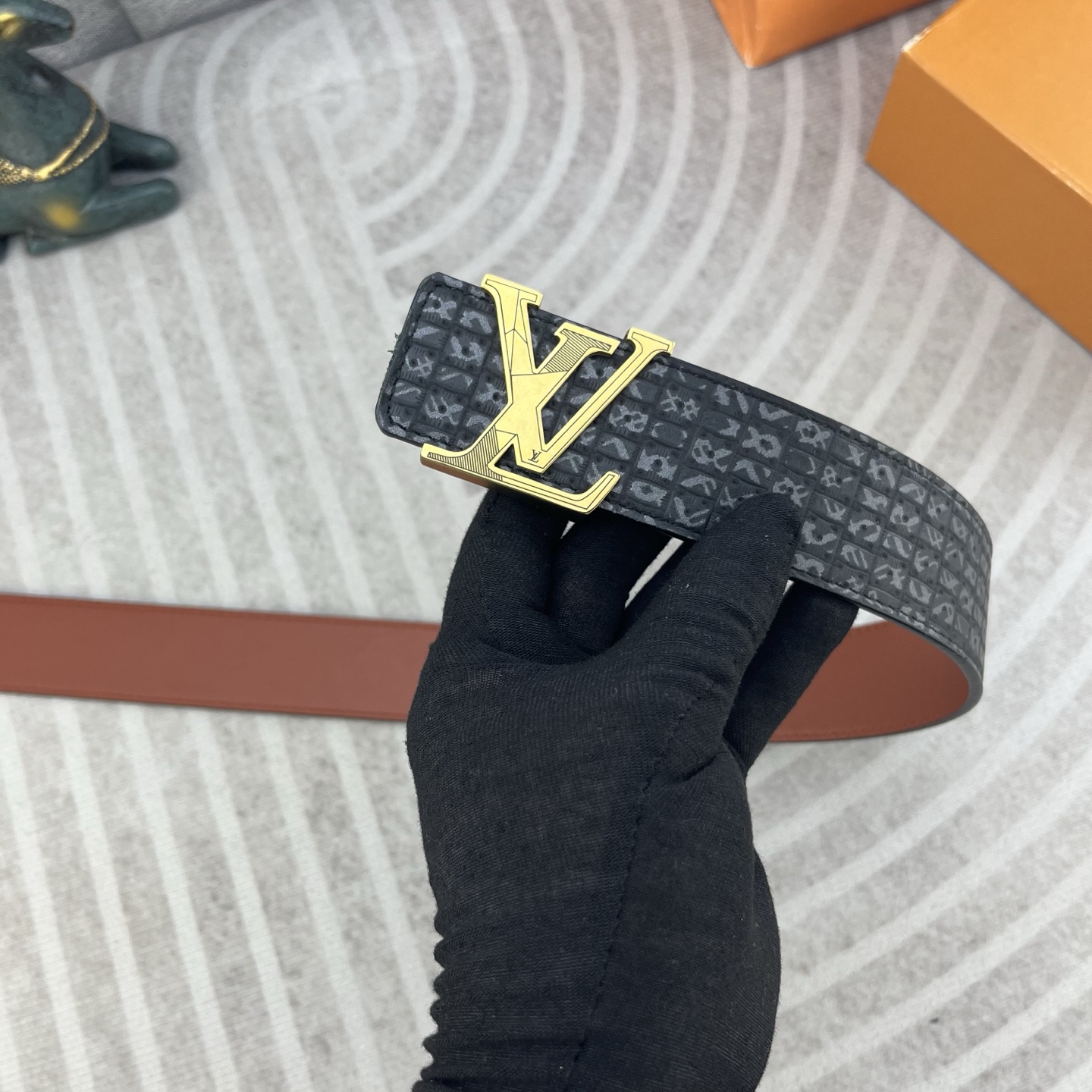 LV💕 特种皮腰带系列 ，原厂五金精品不锈钢扣，手感柔软舒适 宽3.8CM。 👉