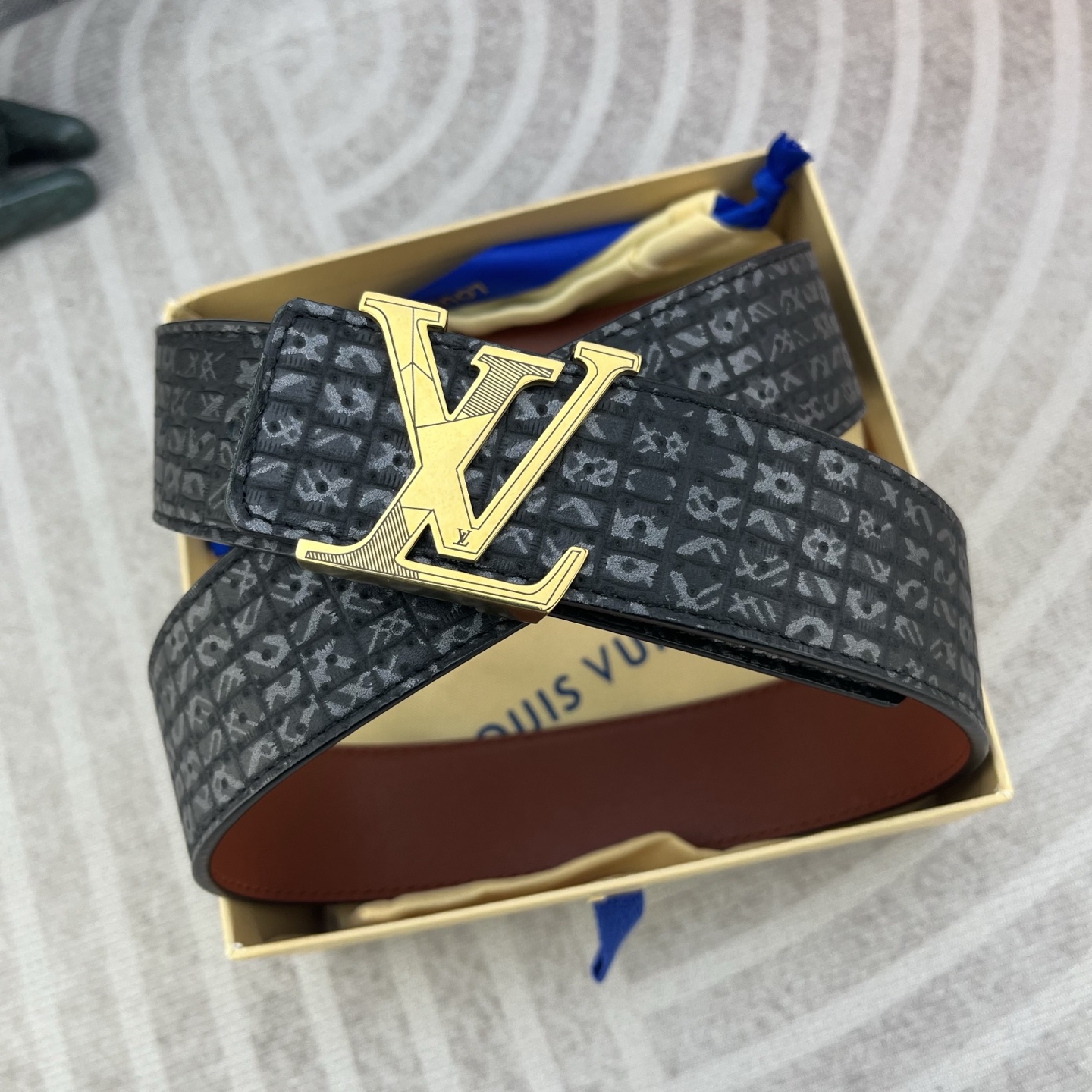 LV💕 特种皮腰带系列 ，原厂五金精品不锈钢扣，手感柔软舒适 宽3.8CM。 👉