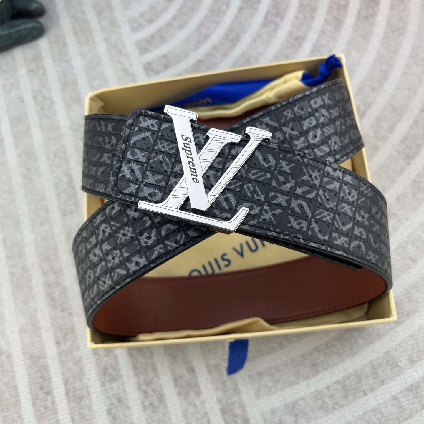 LV 特种皮腰带系列 原厂五金精品不锈钢扣 手感柔软舒适 宽3 8CM