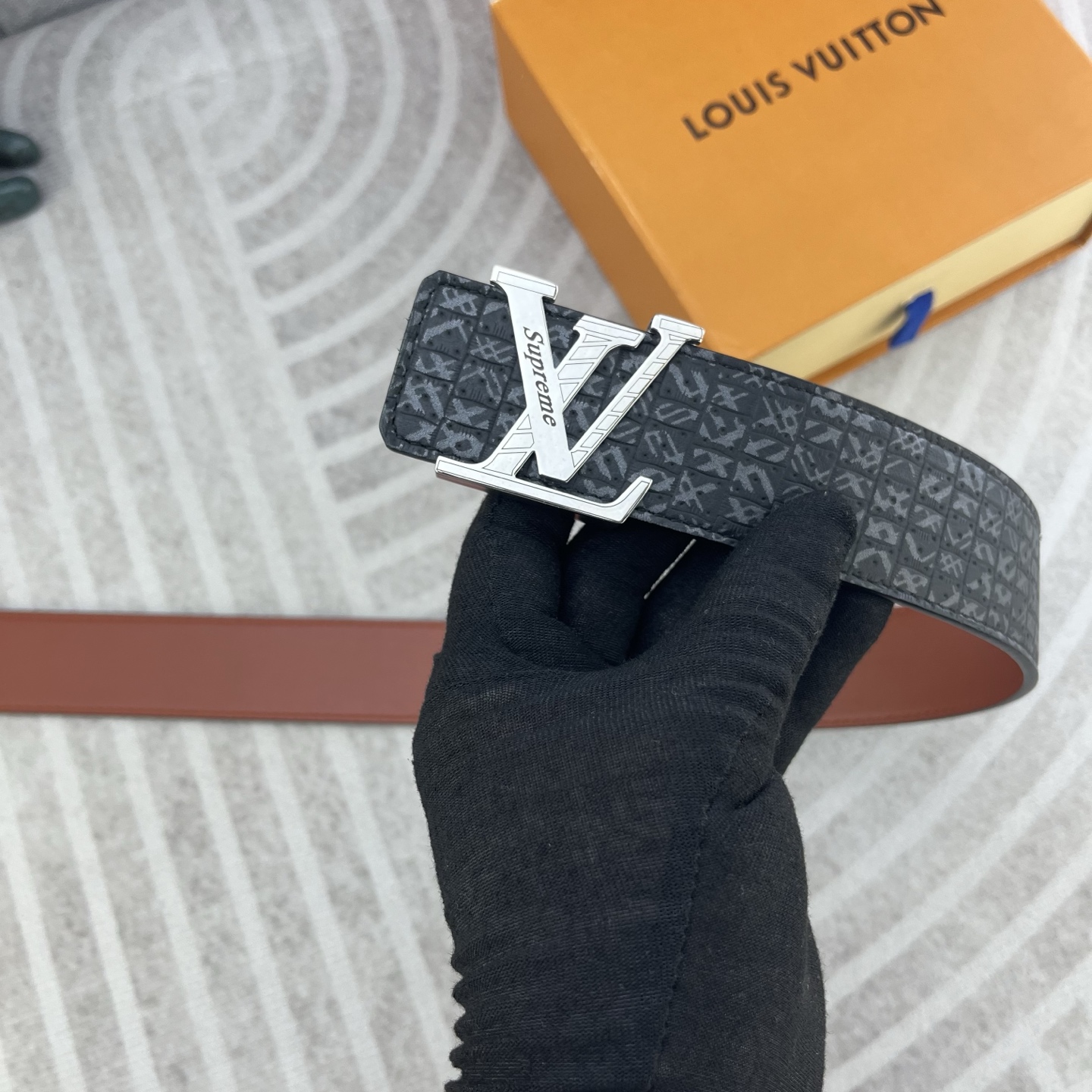LV 特种皮腰带系列 原厂五金精品不锈钢扣 手感柔软舒适 宽3 8CM