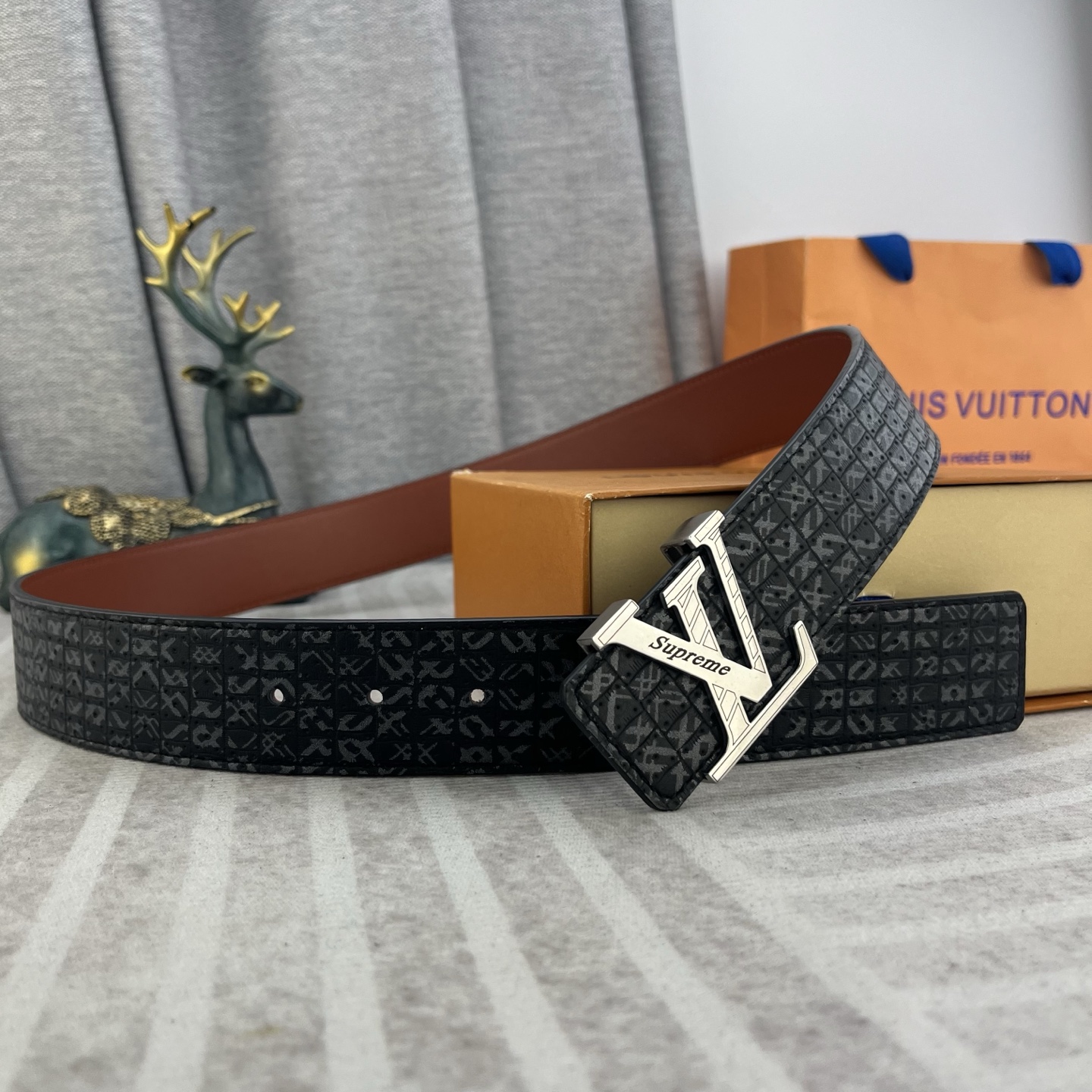 LV 特种皮腰带系列 原厂五金精品不锈钢扣 手感柔软舒适 宽3 8CM