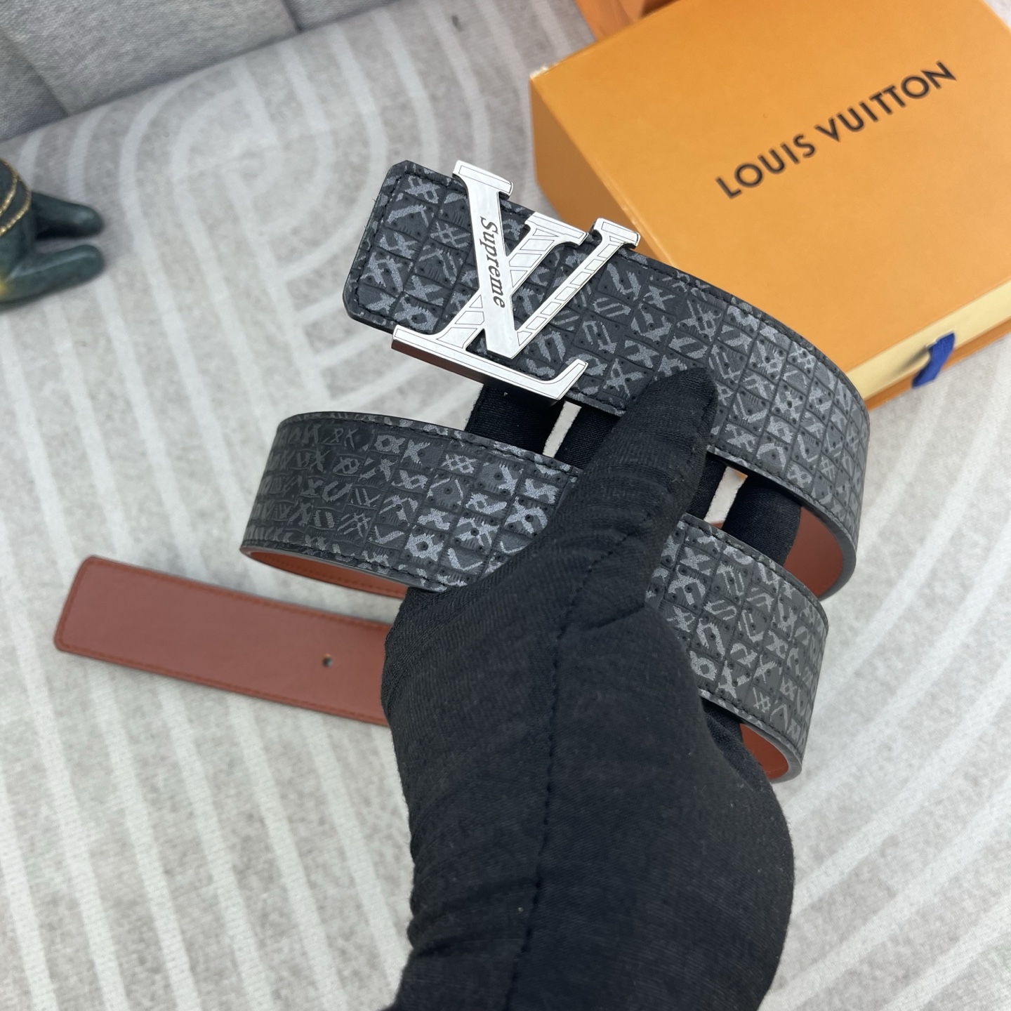 LV 特种皮腰带系列 原厂五金精品不锈钢扣 手感柔软舒适 宽3 8CM