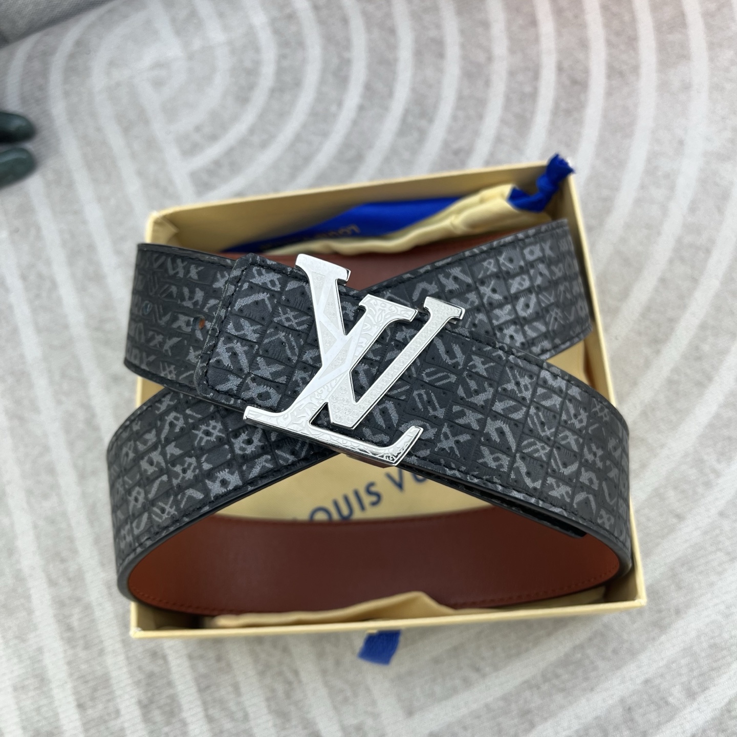 LV💕 特种皮腰带系列 ，原厂五金精品不锈钢扣，手感柔软舒适 宽3.8CM。