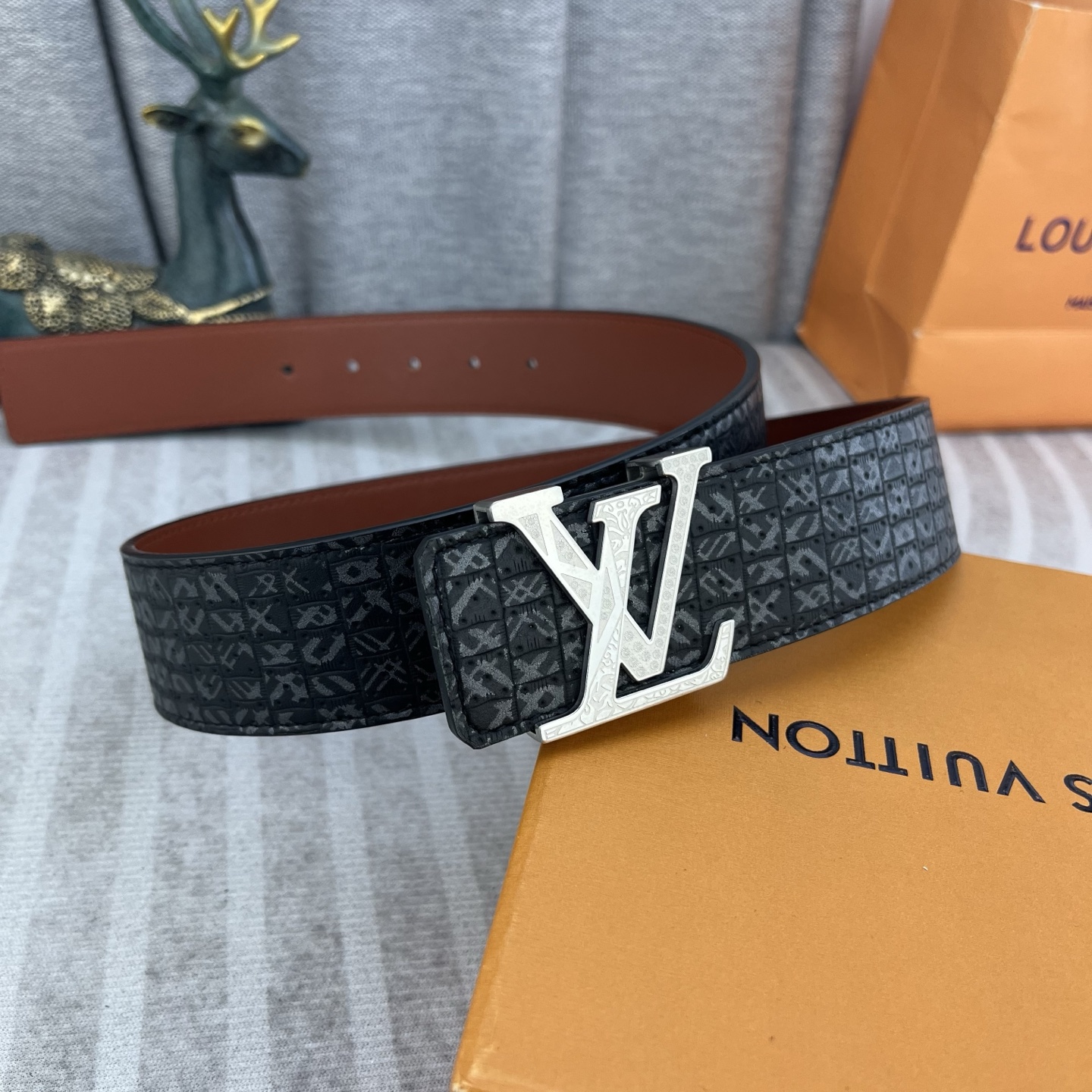 LV💕 特种皮腰带系列 ，原厂五金精品不锈钢扣，手感柔软舒适 宽3.8CM。