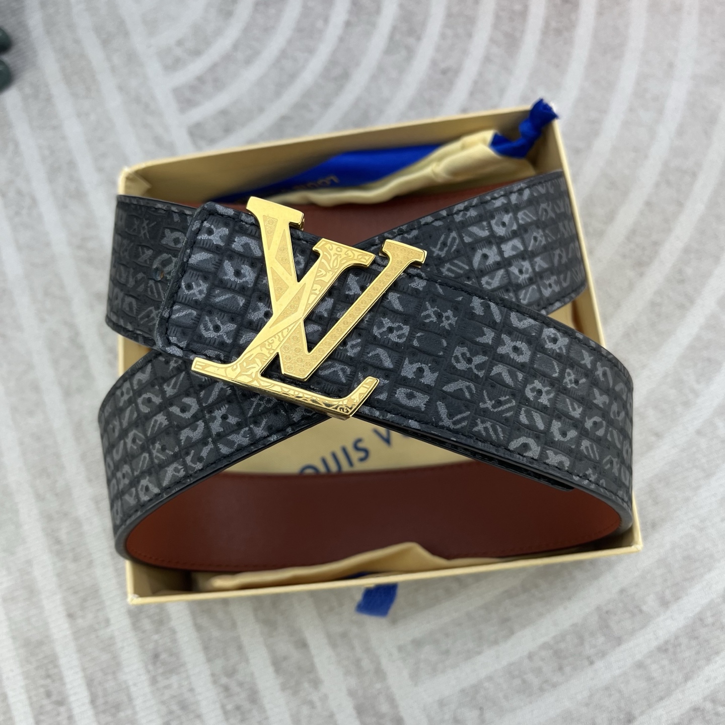 LV💕 特种皮腰带系列 ，原厂五金精品不锈钢扣，手感柔软舒适 宽3.8CM。