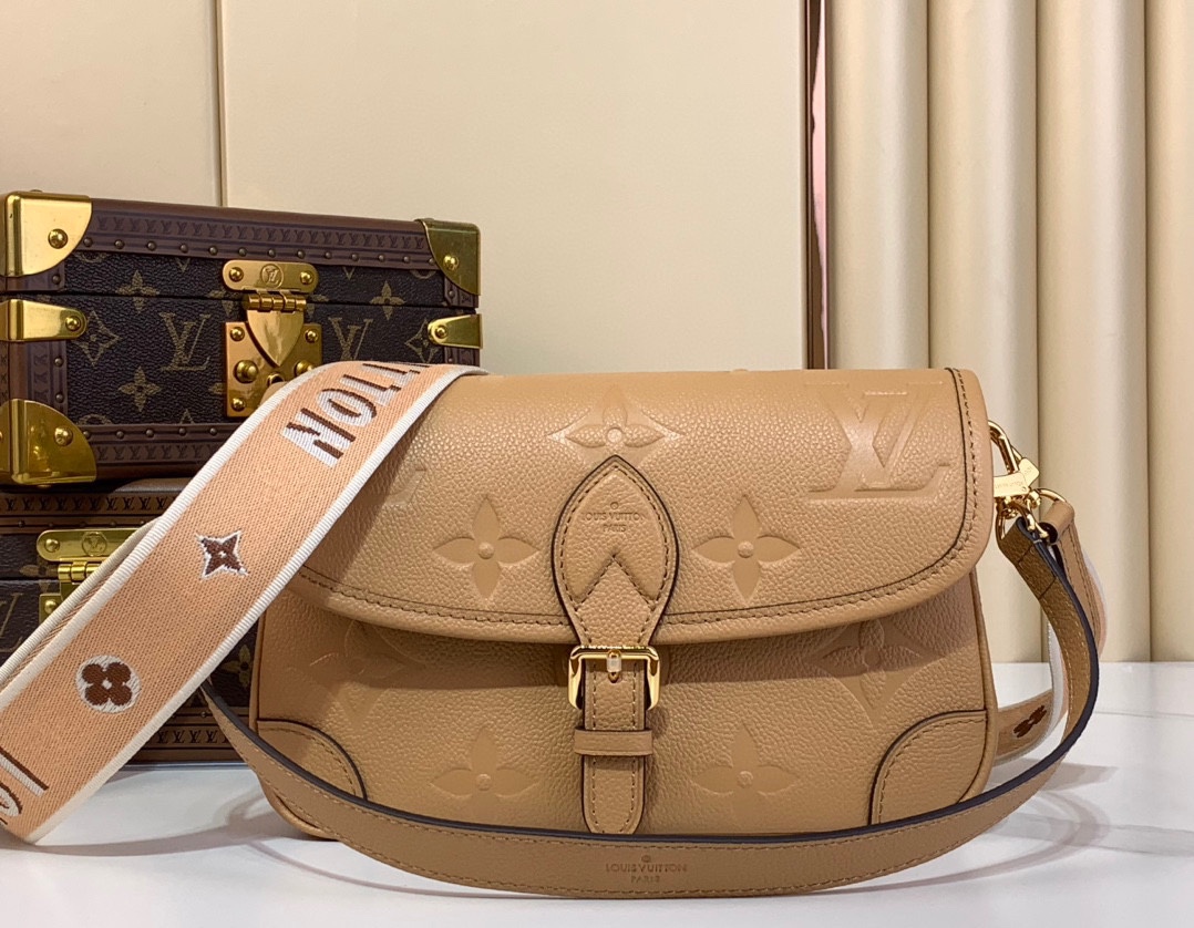 Louis Vuitton LV Diane Bolsos cruzados y bandoleras Negro Azul Marrón claro Blanco Empreinte​ Baguette M46388