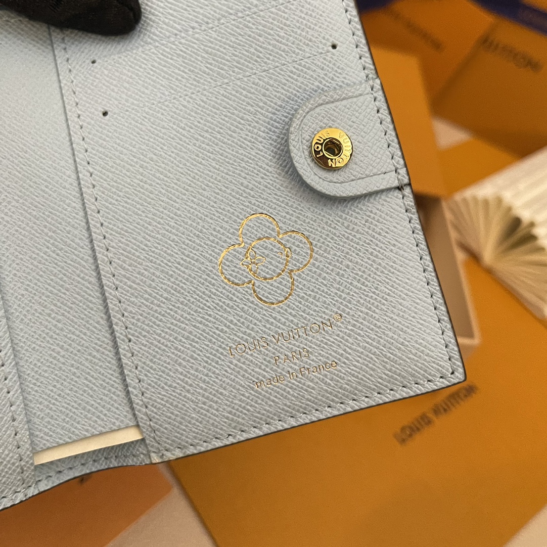 Louis Vuitton Lisa Wallet Monogram Canvas Snow Show Limited Edition 8 i1731334096 6209 0