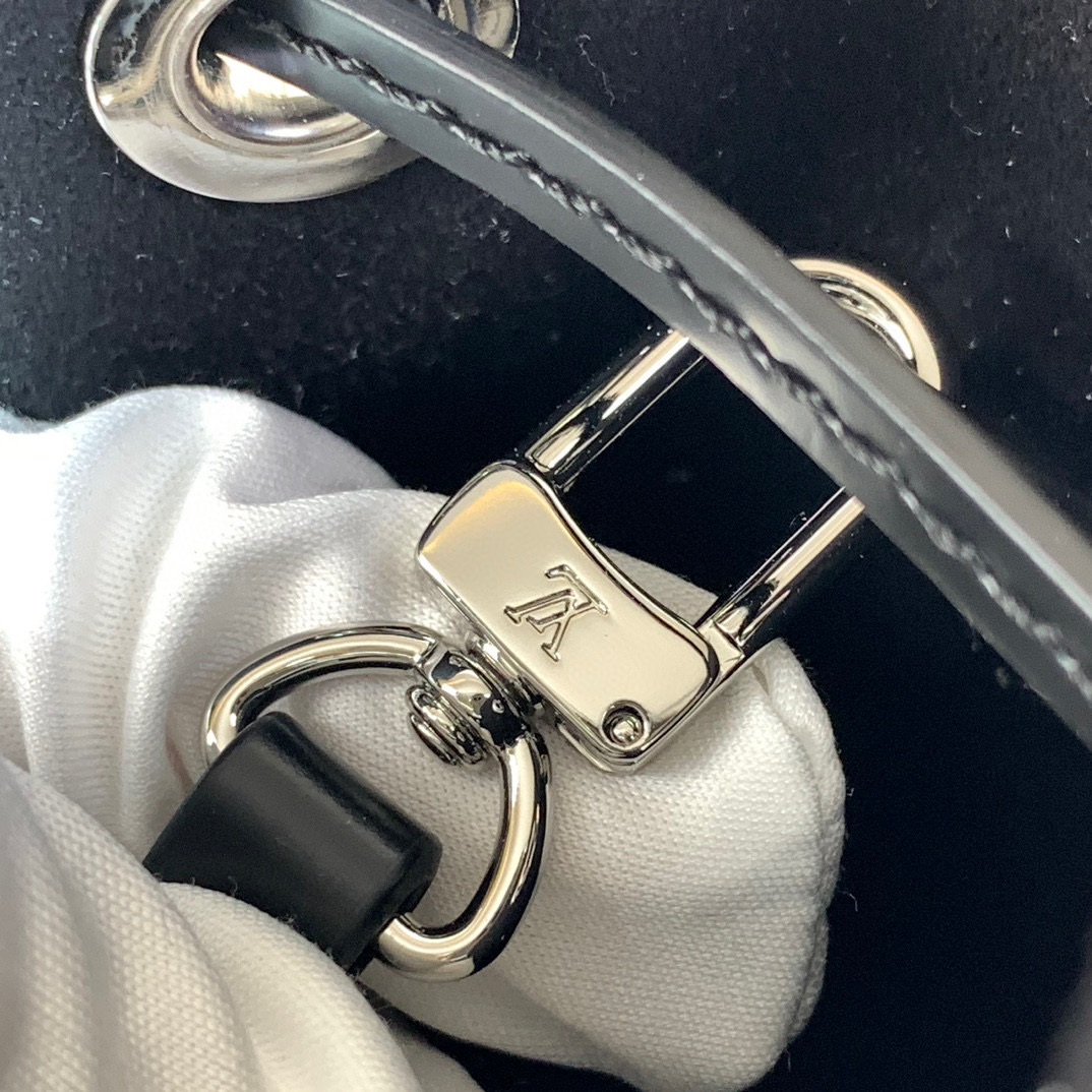 Louis Vuitton Noé MM Bucket Bag in Epi Leather with Removable Wallet 6 i1735891161956 7963 0 4