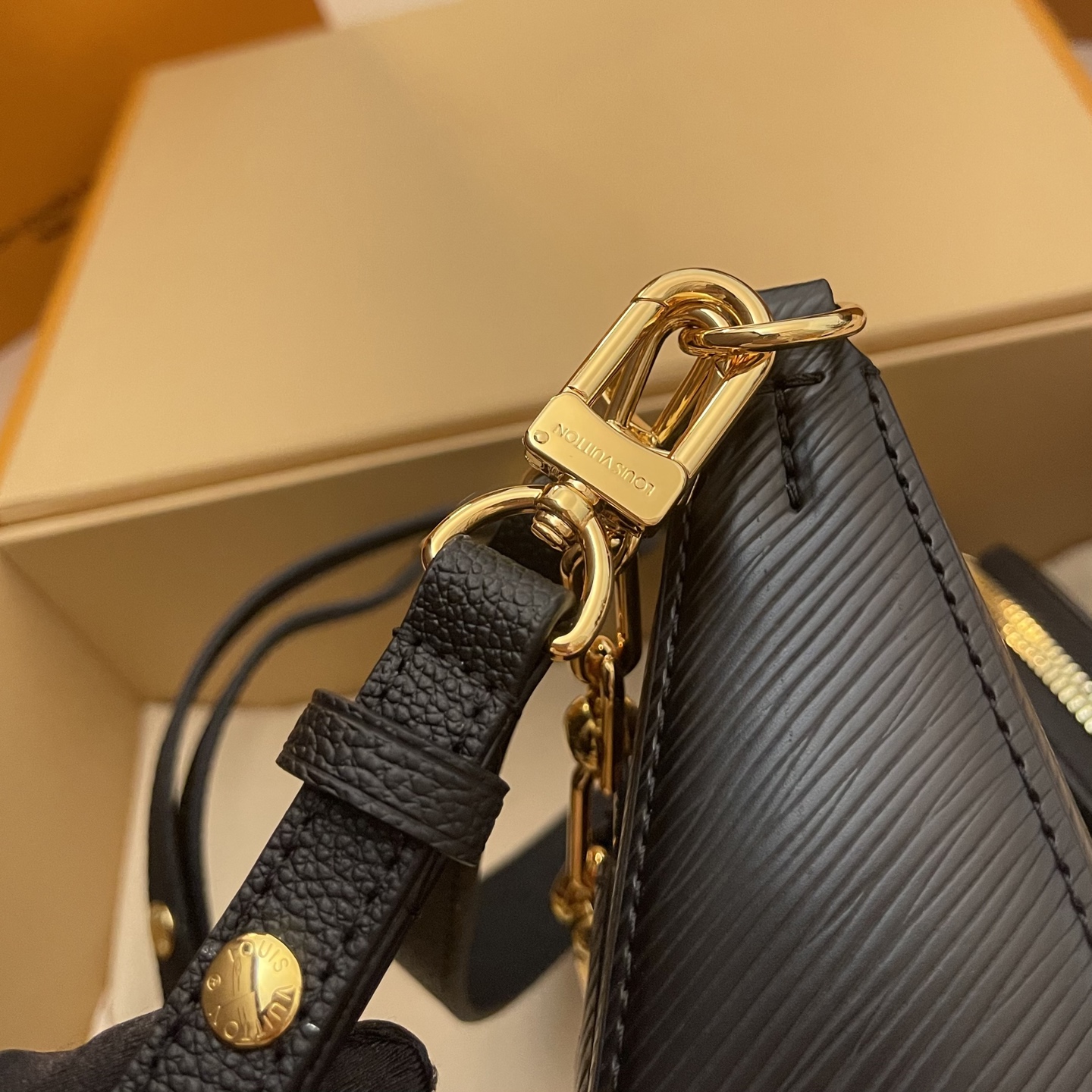 Louis Vuitton Black Epi Leather Handbag with Murakami Coin Purse 5 i1737363145347 9941 0 4