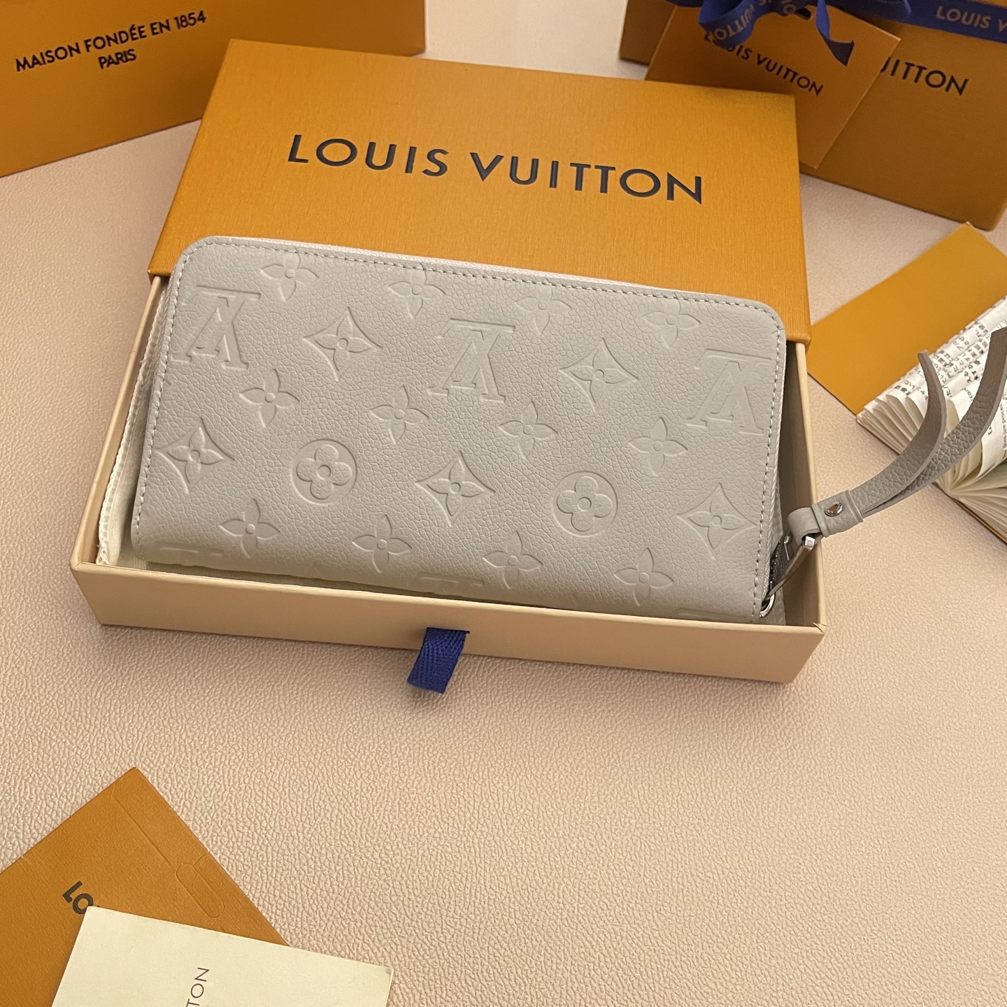 Louis Vuitton Zippy Wallet: Monogram Leather, Zip-Around Closure, Elegant Design 3 i1743595674514 1571 0 1