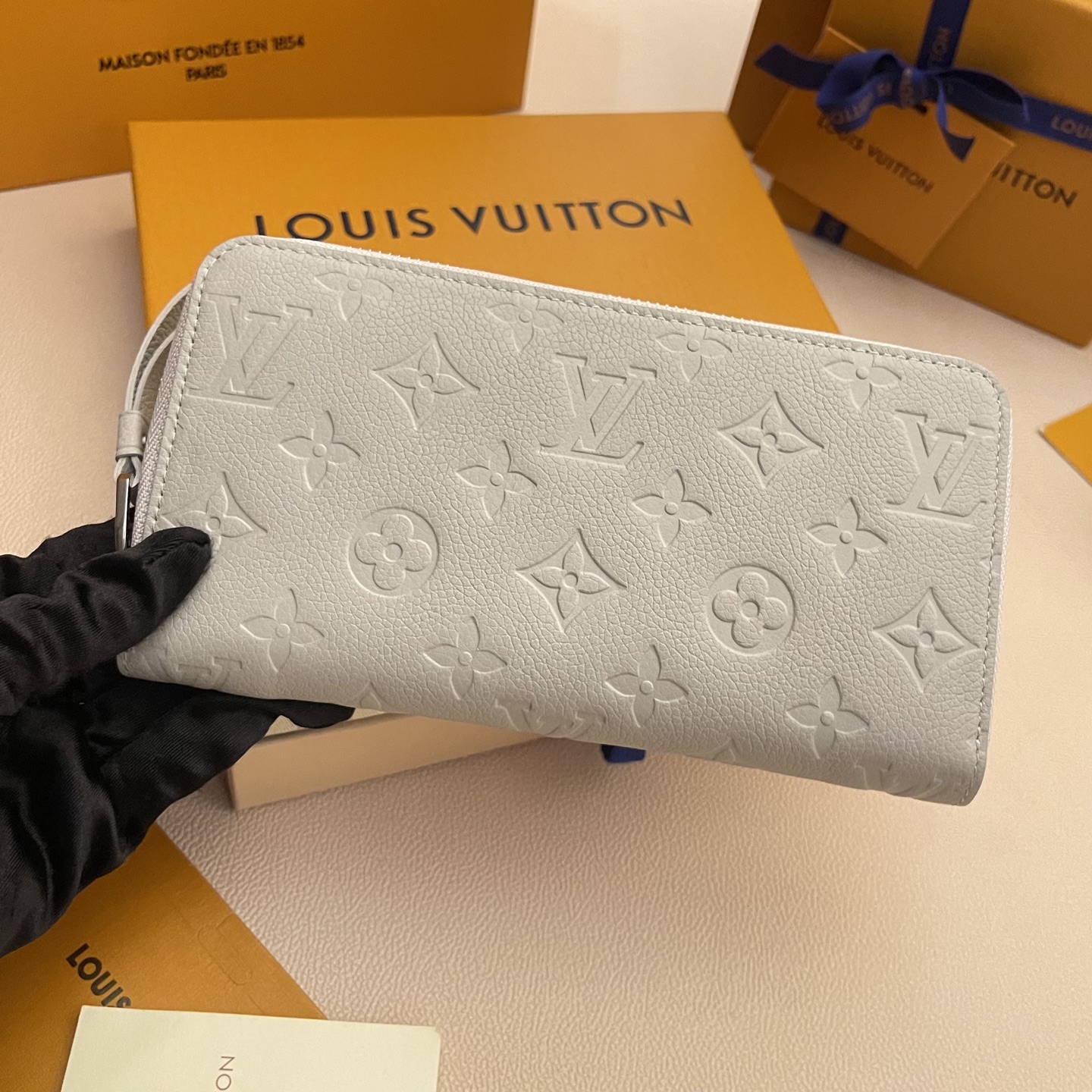 Louis Vuitton Zippy Wallet: Monogram Leather, Zip-Around Closure, Elegant Design 6 i1743595674601 9414 0 4