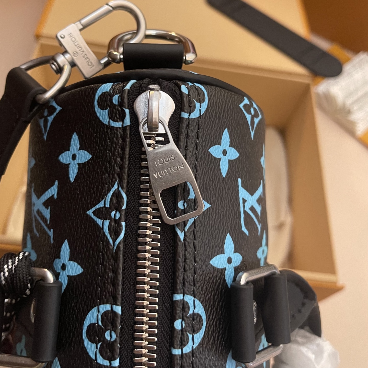 Louis Vuitton Keepall Bandoulière 25 Iridescent Monogram Black Leather Bag 9 i1744639434190 5067 0 6