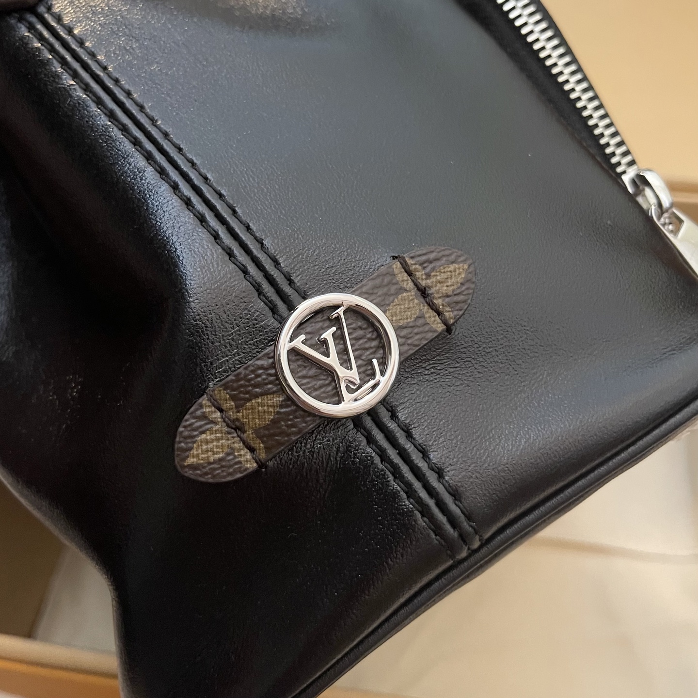 Louis Vuitton No Way Vibe Black Leather Bucket Bag with Silver Hardware 7 i1745674511561 1927 0 4